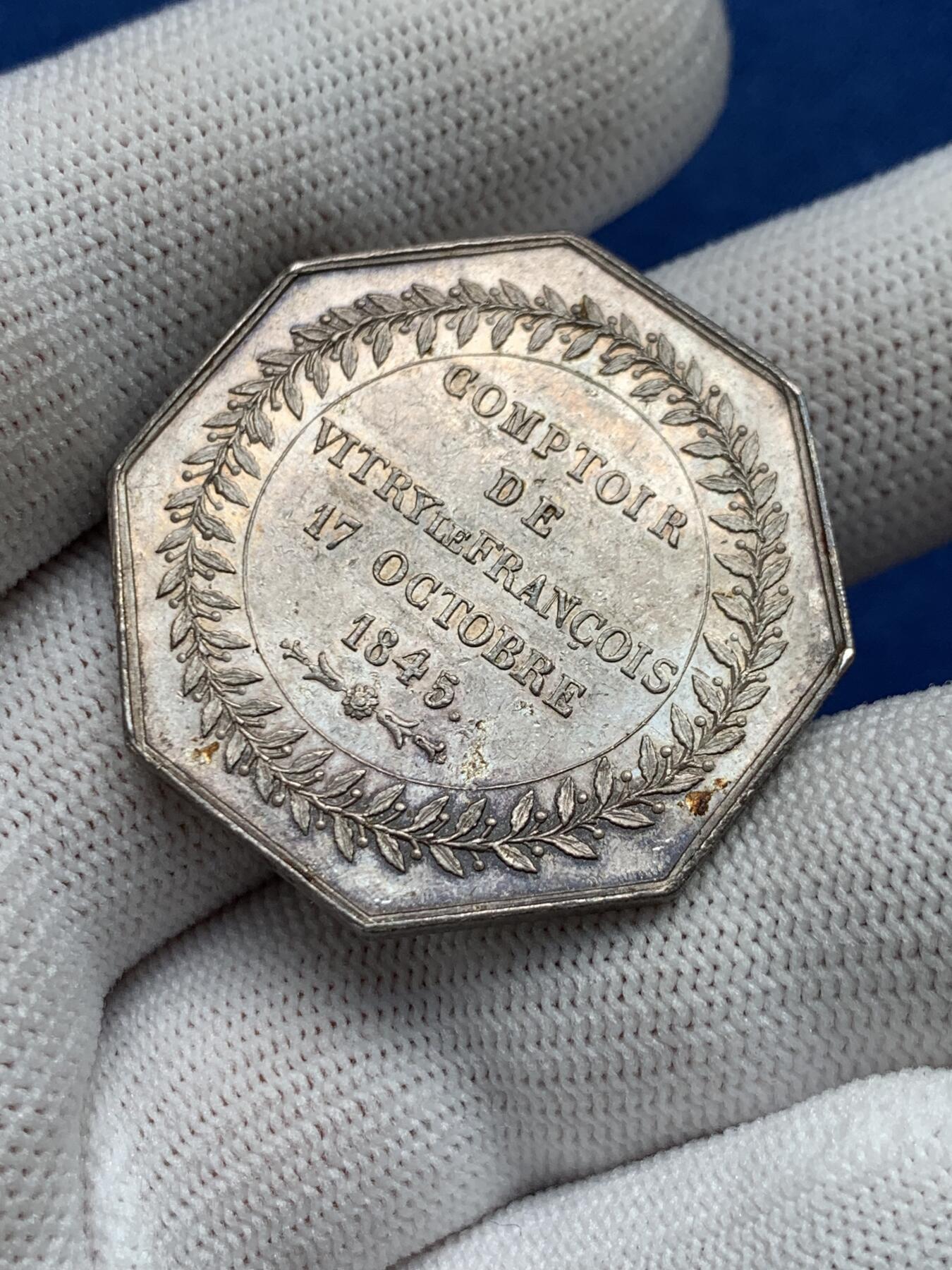 《竞宝斋》第281场- 周日，周一 ，周二3场连拍 （全场包邮） 法国八角银质jeton，保险信用联盟，女性墨丘利形象，高浮雕，18.55g，34.5mm，手指边铭