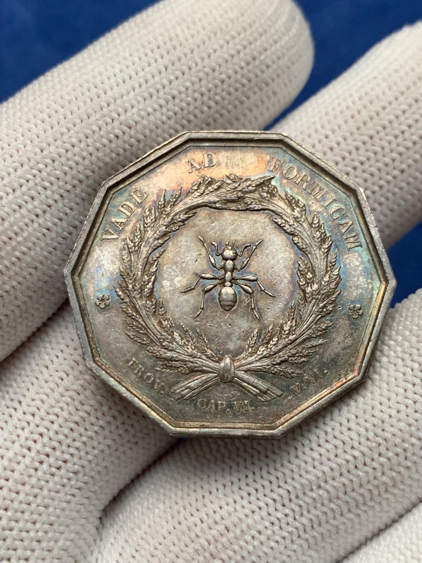 《竞宝斋》第281场- 周日，周一 ，周二3场连拍 （全场包邮） 法国八角银质代币，里昂储蓄银行，像蚂蚁般一点点储藏，16.05g，32.7mm，手指边铭