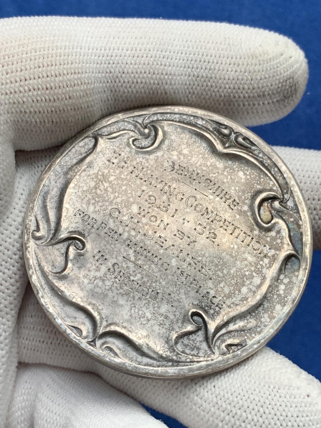 《竞宝斋》第281场- 周日，周一 ，周二3场连拍 （全场包邮） 英国伯克郡产蛋比赛银质奖章，（CH Jeanes，因在第一部分获得钢笔第一名而获奖），72.35g，50.8mm，带盒子