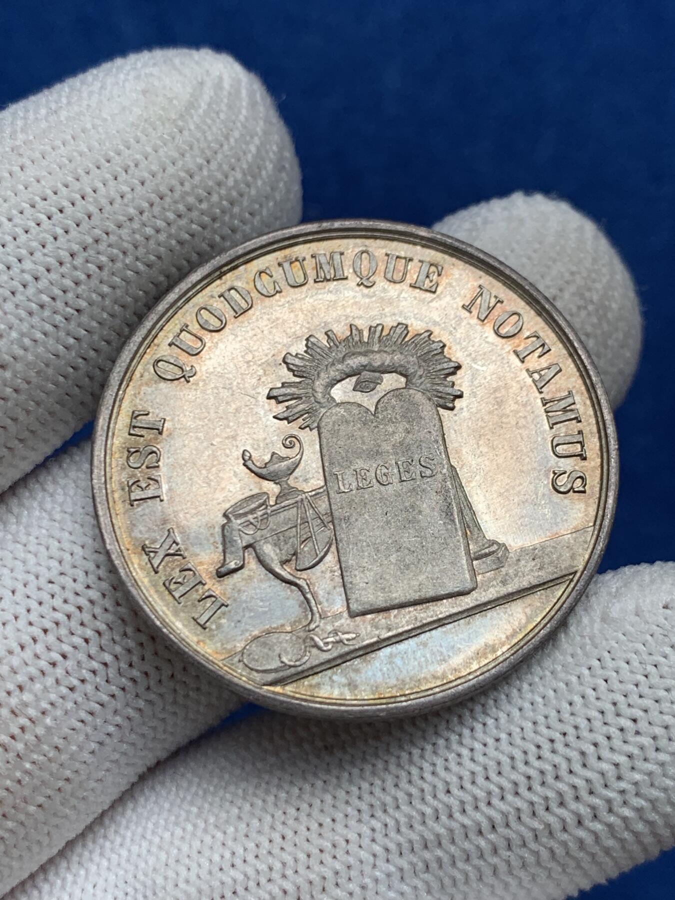 《竞宝斋》第281场- 周日，周一 ，周二3场连拍 （全场包邮） 法国拉昂区不动产法案银代币，32.8mm，13.1克，蜜蜂+ARGENT边铭