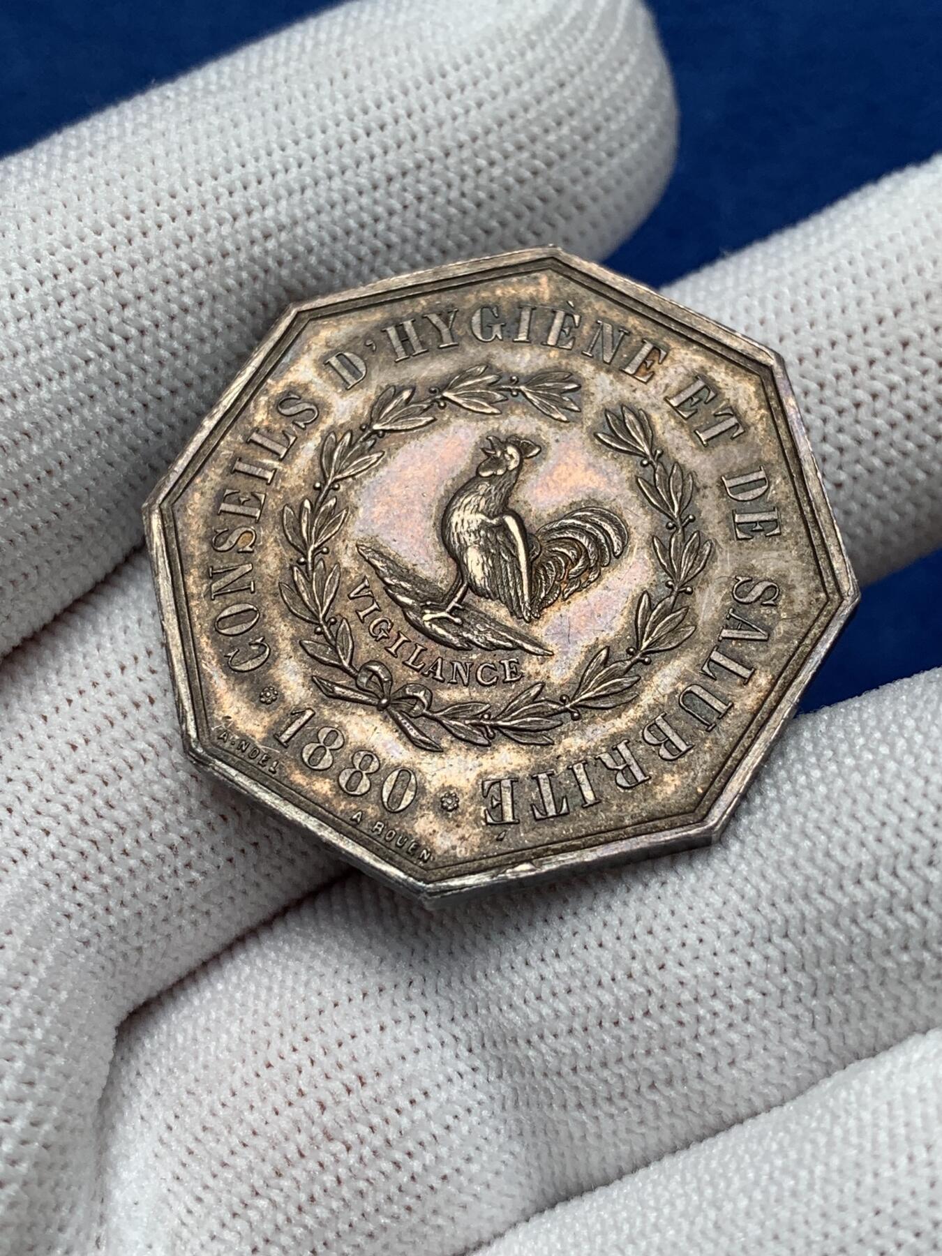 《竞宝斋》第281场- 周日，周一 ，周二3场连拍 （全场包邮） 1880年法国塞纳河下游卫生与健康建议（公鸡）八角代用银币，33.6mm，17.94克 丰饶角+argent