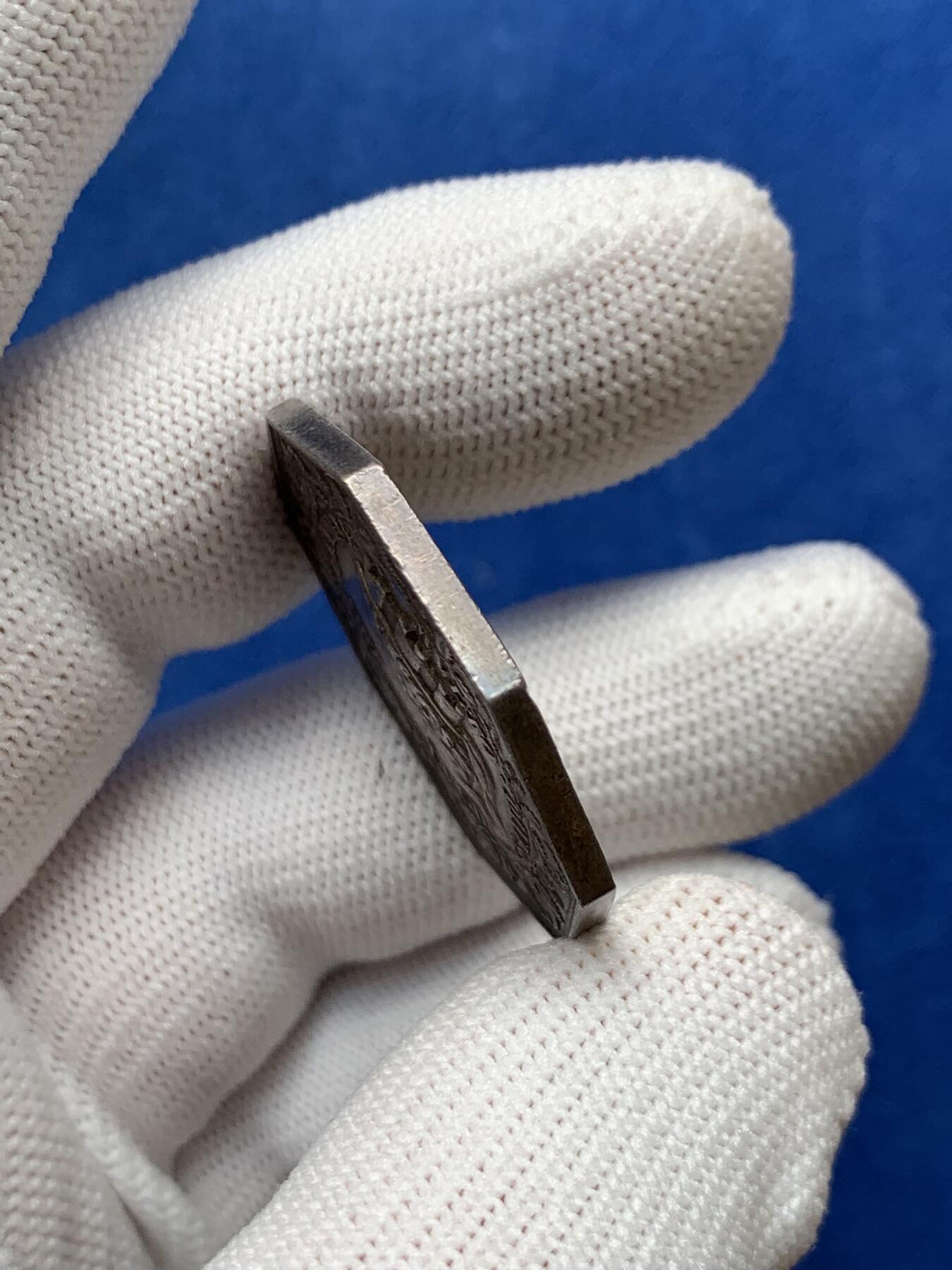 《竞宝斋》第281场- 周日，周一 ，周二3场连拍 （全场包邮） 法国八角银质代币，里昂丝绸经纪人，13.55g，31.5mm，银的1832年以前无边铭，黄油彩，设计非常漂亮