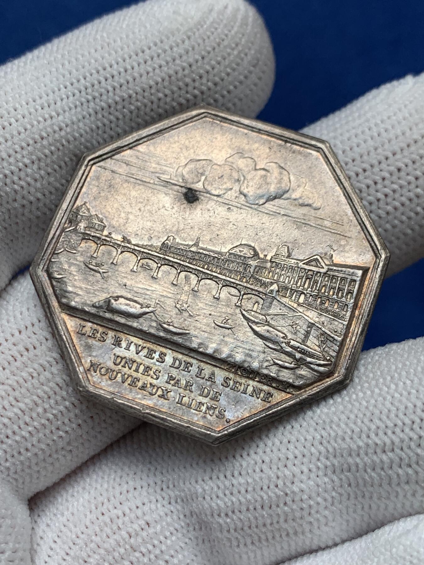 《竞宝斋》第281场- 周日，周一 ，周二3场连拍 （全场包邮） 法国八角银章，1802年塞纳河三座铁桥公司，塞纳河外景，18.63g，35.2mm，早期无边铭