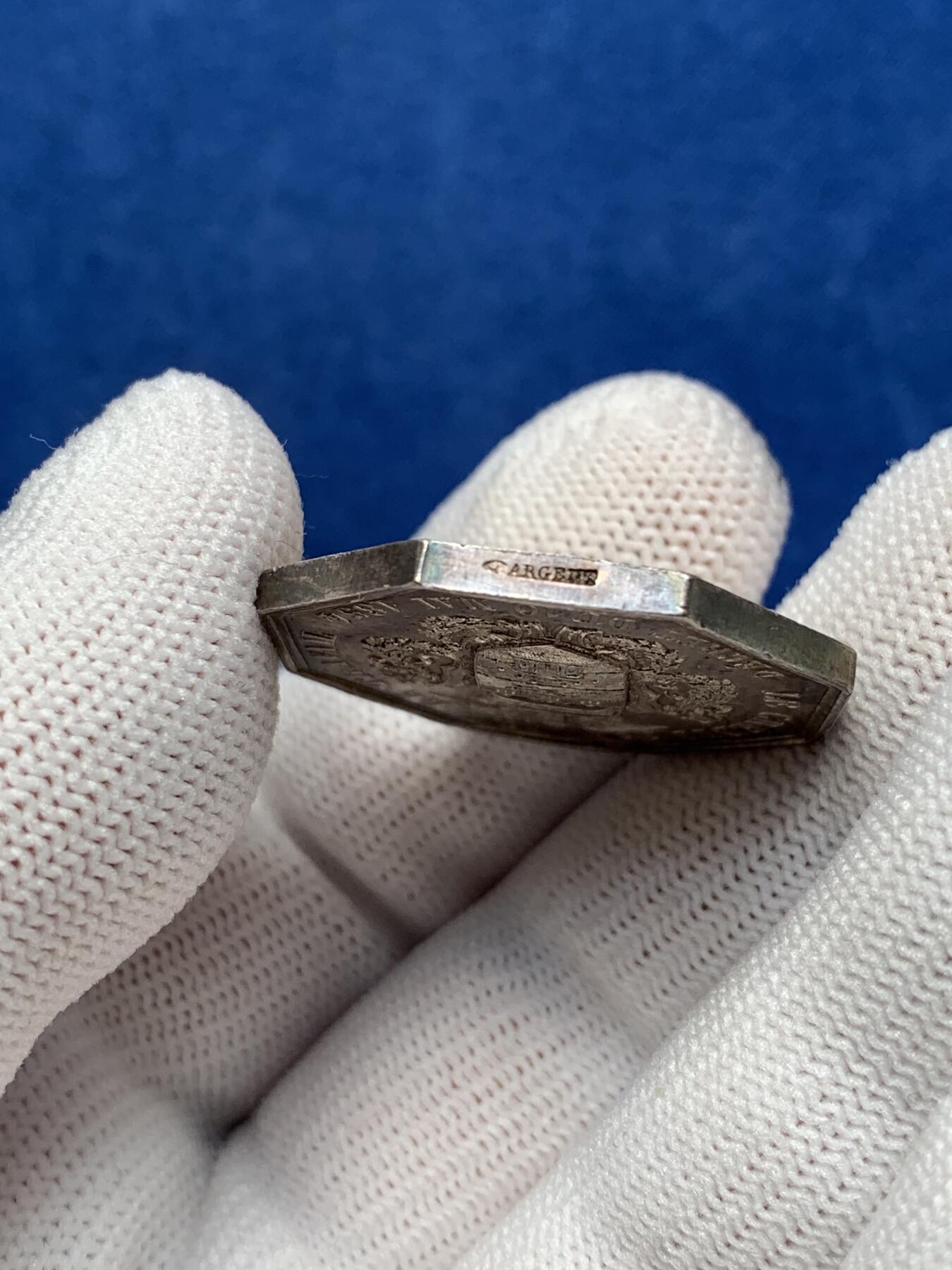 《竞宝斋》第281场- 周日，周一 ，周二3场连拍 （全场包邮） 法国八角银质代币，里尔贴现银行，14.32g，29.6mm，手指边铭