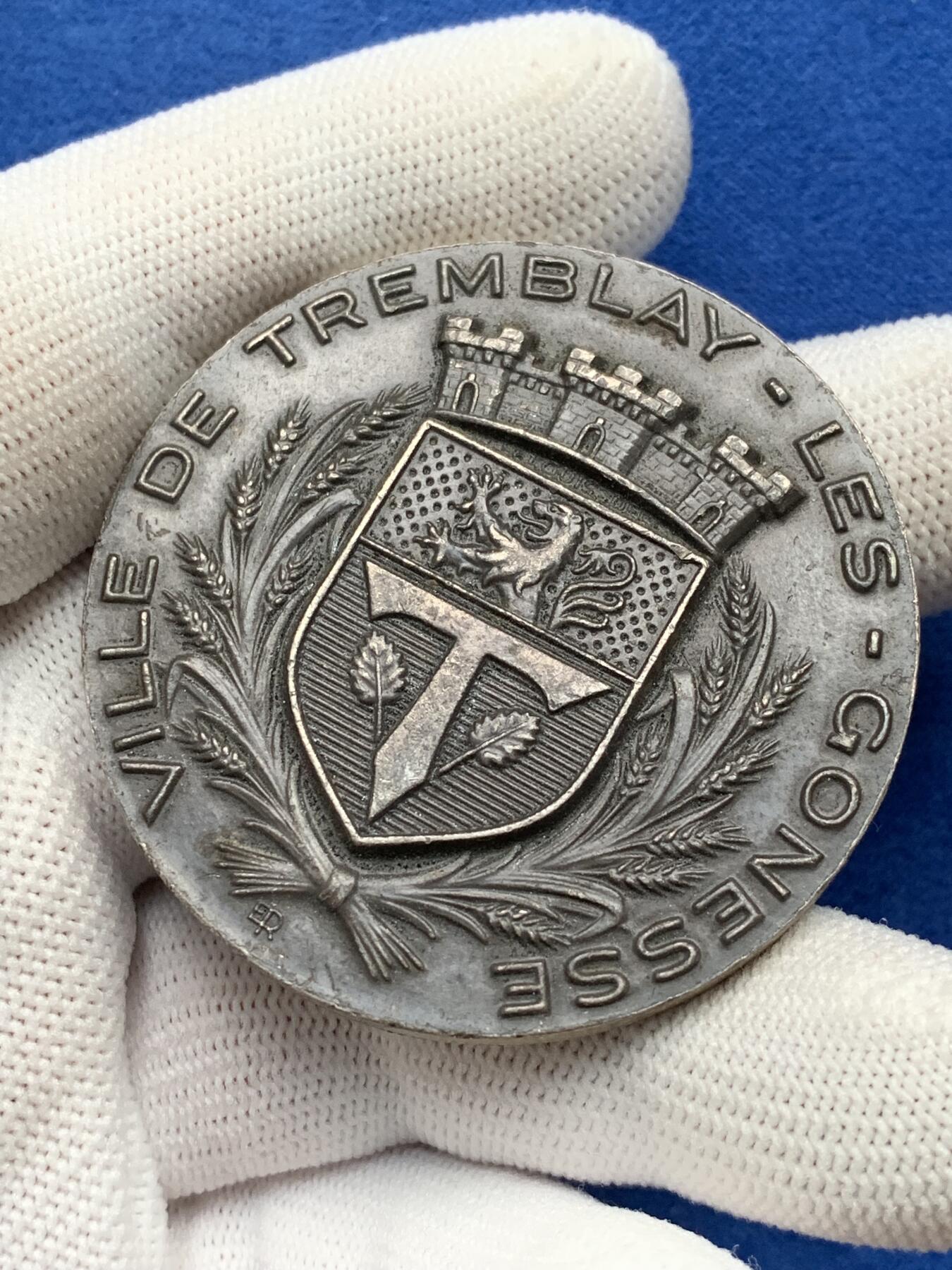 《竞宝斋》第281场- 周日，周一 ，周二3场连拍 （全场包邮） 法国特朗布莱莱戈内斯镇银章，76.70g，49.8mm，丰饶角1带星银标边铭，这种带星含银92.5%