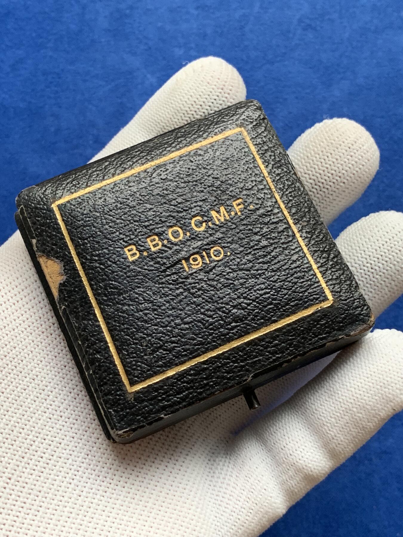 《竞宝斋》第281场- 周日，周一 ，周二3场连拍 （全场包邮） 英国1880年梅登黑德工人俱乐部功绩奖励银质奖章，14.28g，31.3mm，代表生生不息的蛇，带原盒，有轻磕