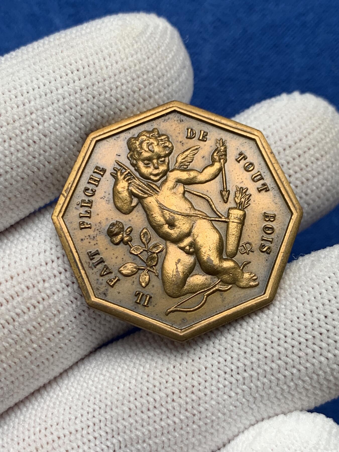 《竞宝斋》第281场- 周日，周一 ，周二3场连拍 （全场包邮） 法国爱情题材铜八角，丘比特与玫瑰，铭文：他到处飞，重12.3克 直径31mm 边铭丰饶角+BR铜标