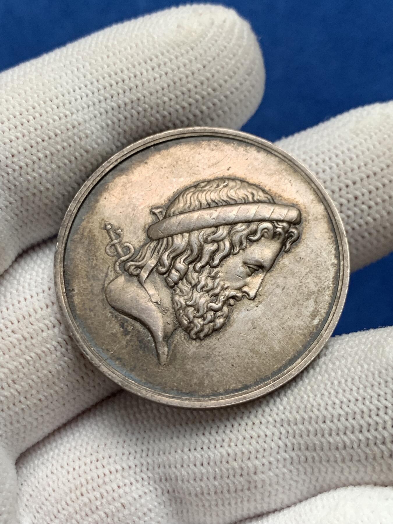 《竞宝斋》第281场- 周日，周一 ，周二3场连拍 （全场包邮） 法国银质代币，巴黎医学协会，医学之父希波克拉底，17.39g，35.2mm，手指边铭