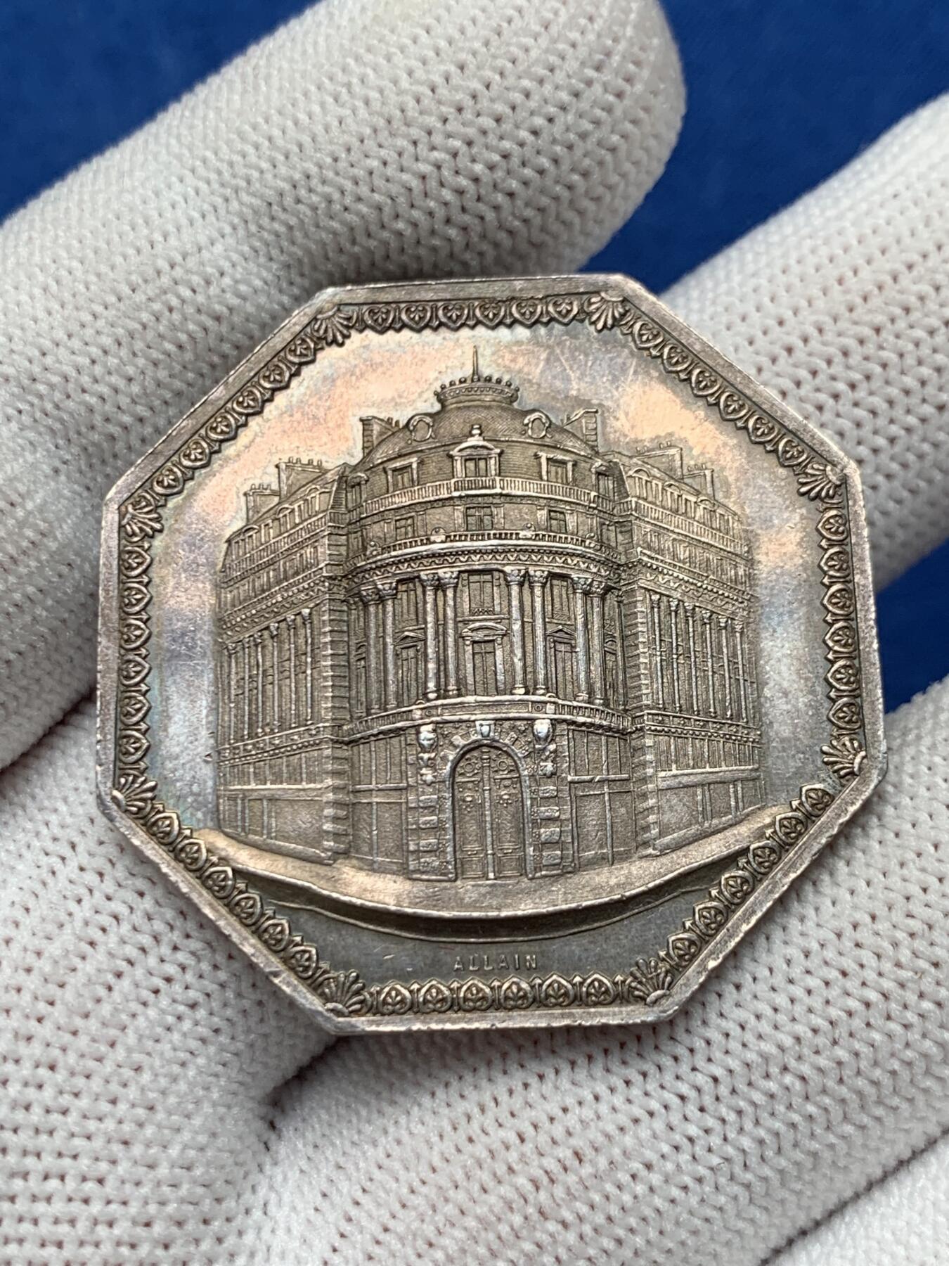 《竞宝斋》第281场- 周日，周一 ，周二3场连拍 （全场包邮） 法国八角银质代币，存款与活期账户公司，巴黎歌剧院建筑，大规格，23.35g，37.7mm，1860-1879蜜蜂边铭