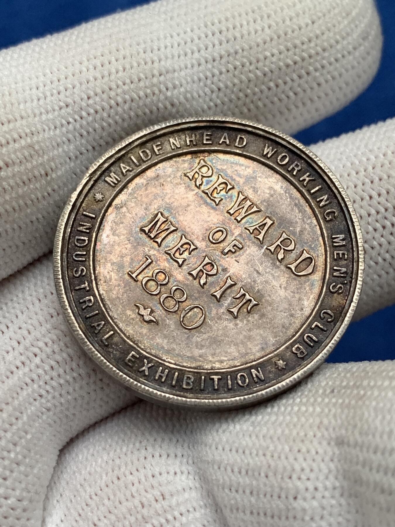 《竞宝斋》第281场- 周日，周一 ，周二3场连拍 （全场包邮） 英国1880年梅登黑德工人俱乐部功绩奖励银质奖章，14.28g，31.3mm，代表生生不息的蛇，带原盒，有轻磕