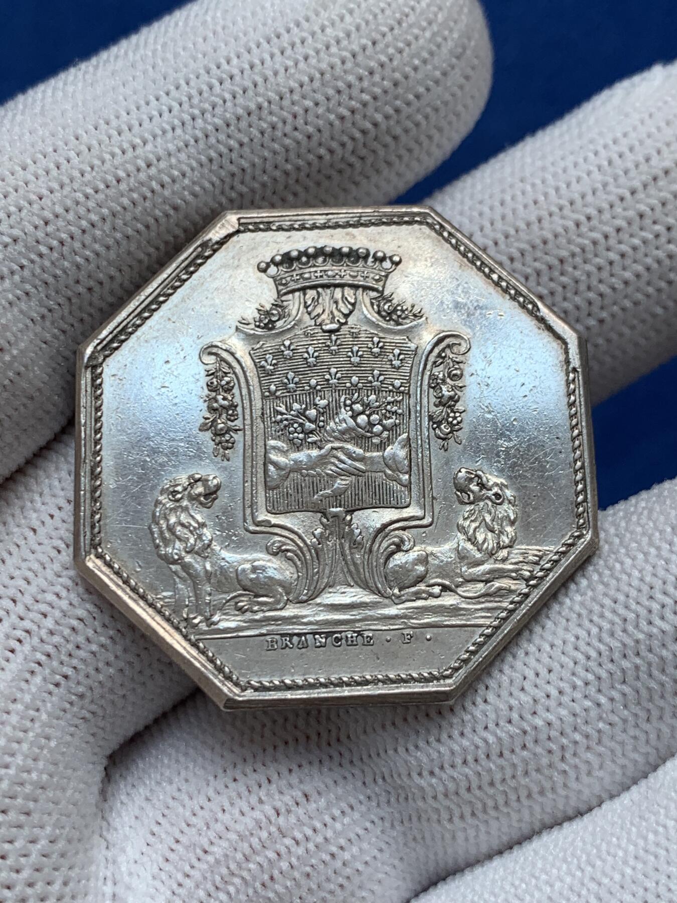 《竞宝斋》第281场- 周日，周一 ，周二3场连拍 （全场包邮） 法国1776年信贷储蓄银行八角银质代币，少见背双狮，19.56g，34.6mm，早期无边铭