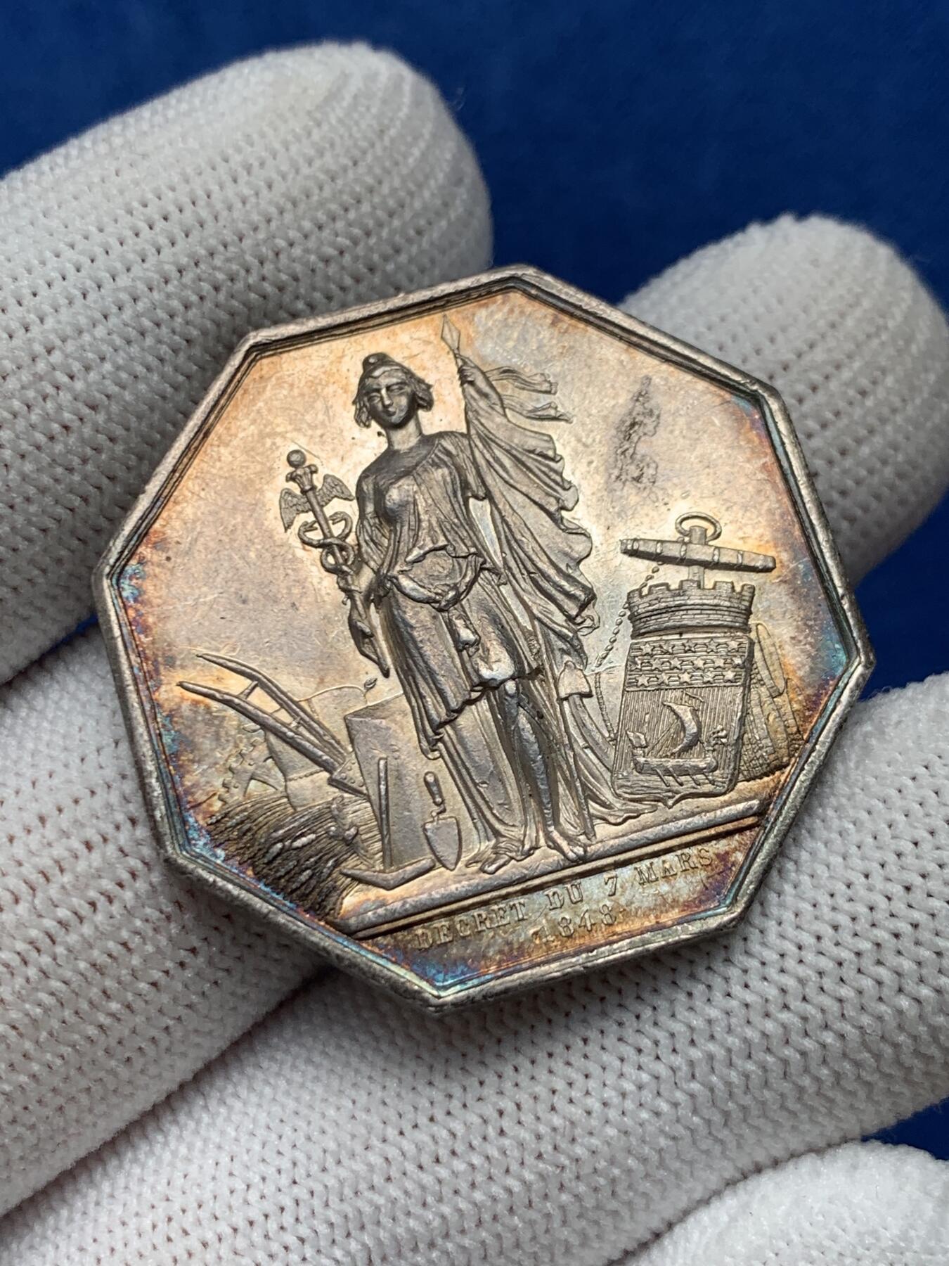 《竞宝斋》第281场- 周日，周一 ，周二3场连拍 （全场包邮） 法国八角银质代币，巴黎贴现银行，18.90g，34.7mm，手指边铭