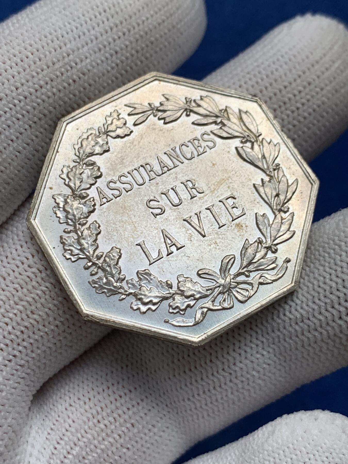 《竞宝斋》第281场- 周日，周一 ，周二3场连拍 （全场包邮） 法国八角银质jeton，法国人寿保险公司，原光好品，19.72g，36.4mm，丰饶角1ARGENT边铭