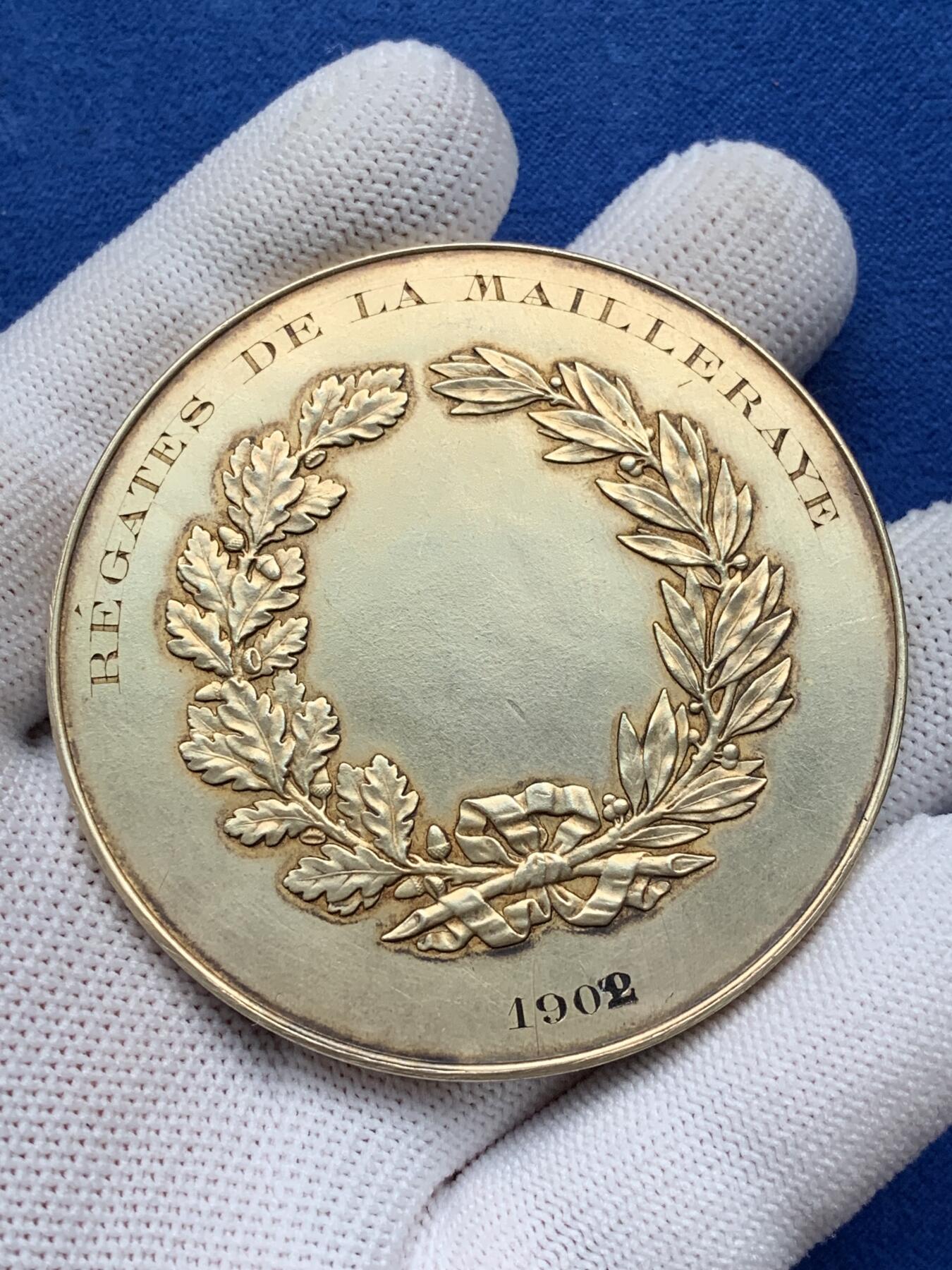 《竞宝斋》第281场- 周日，周一 ，周二3场连拍 （全场包邮） 法国拉梅勒拉耶帆船赛镀金银章，91.14g，59.3mm，丰饶角边铭，边铭处有磕