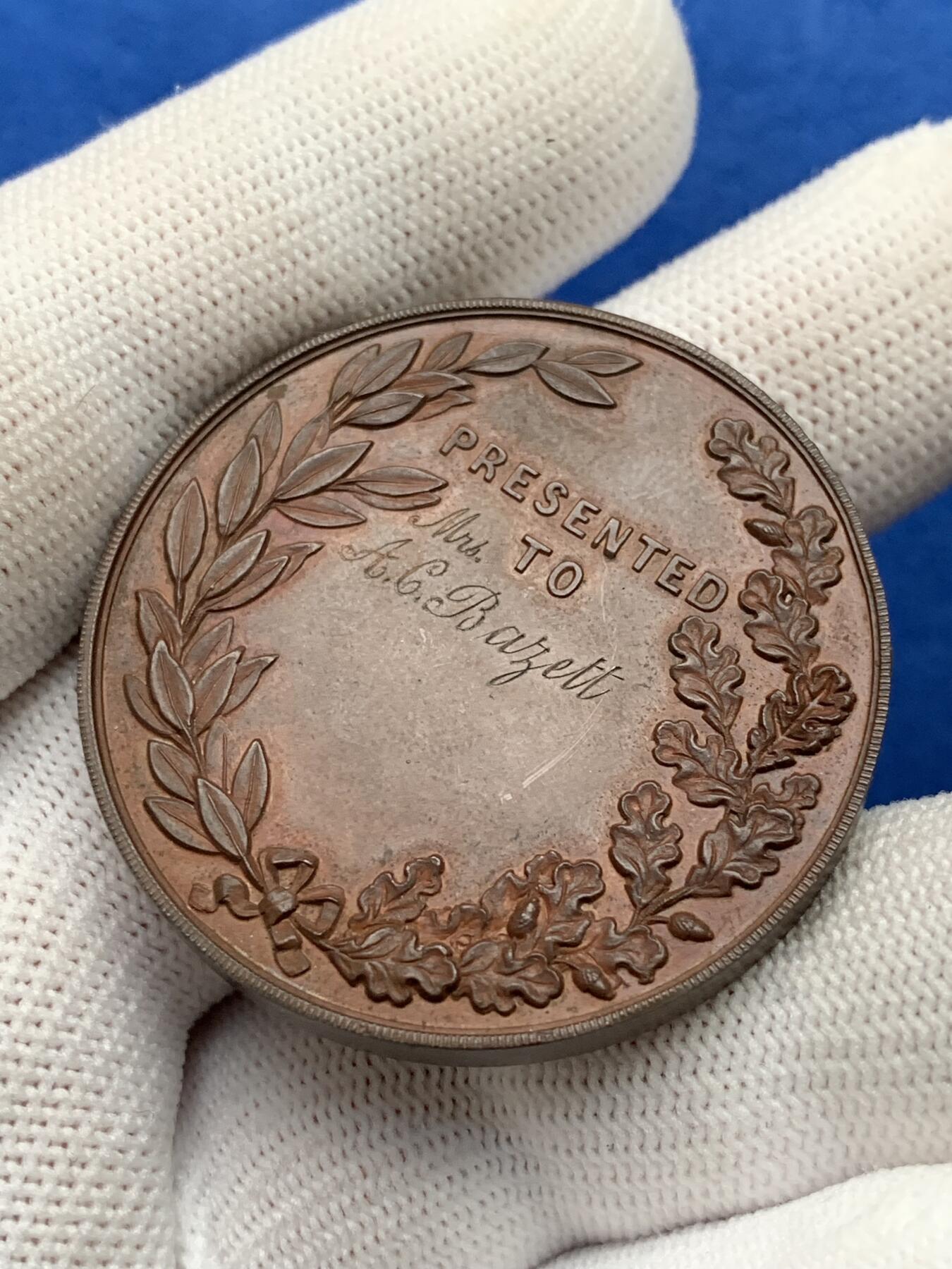 《竞宝斋》第281场- 周日，周一 ，周二3场连拍 （全场包邮） 英国纽伯里艺术与工业展览会铜质奖章，34.58g，41.6mm，带原盒