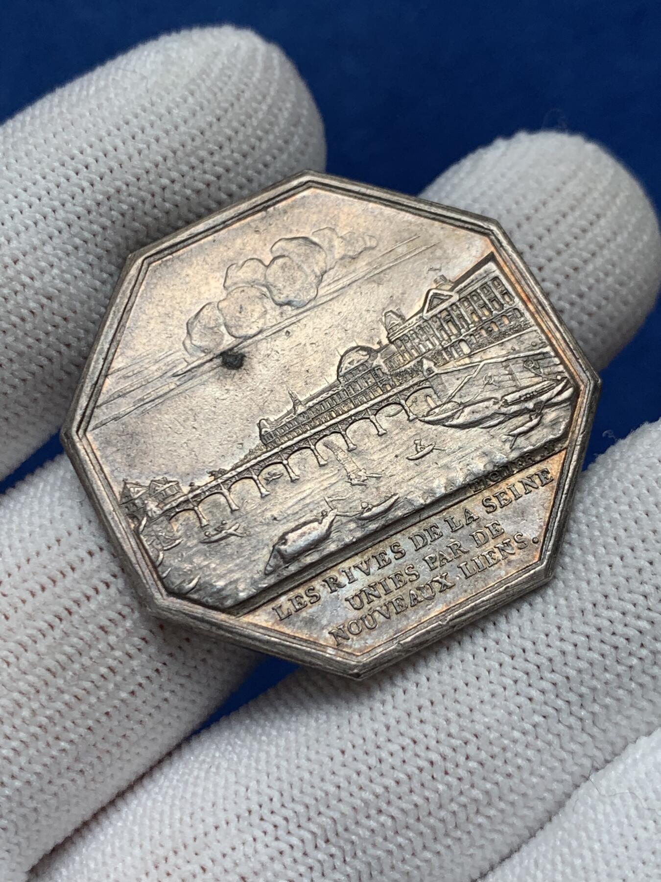 《竞宝斋》第281场- 周日，周一 ，周二3场连拍 （全场包邮） 法国八角银章，1802年塞纳河三座铁桥公司，塞纳河外景，18.63g，35.2mm，早期无边铭