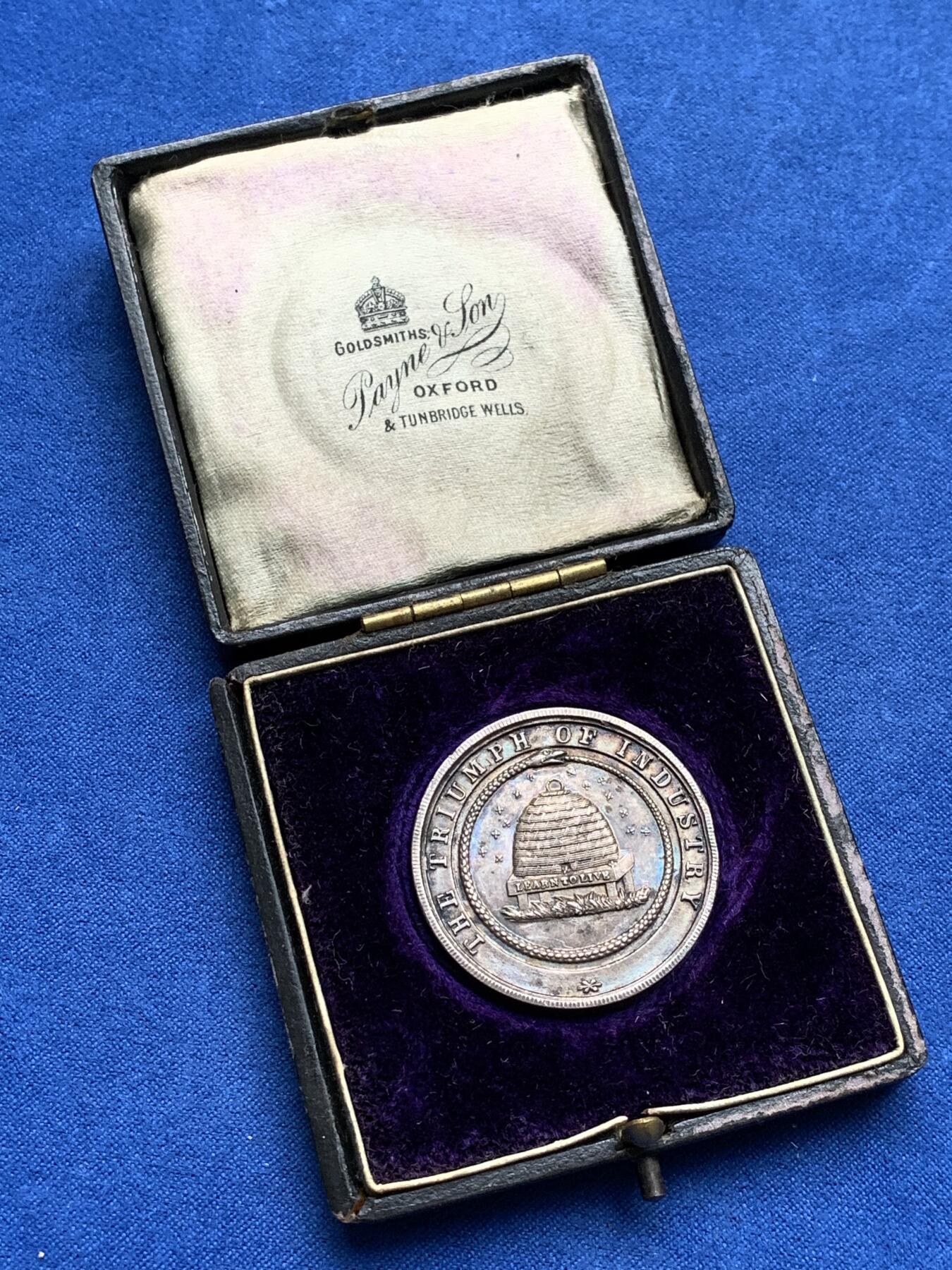 《竞宝斋》第281场- 周日，周一 ，周二3场连拍 （全场包邮） 英国1880年梅登黑德工人俱乐部功绩奖励银质奖章，14.28g，31.3mm，代表生生不息的蛇，带原盒，有轻磕