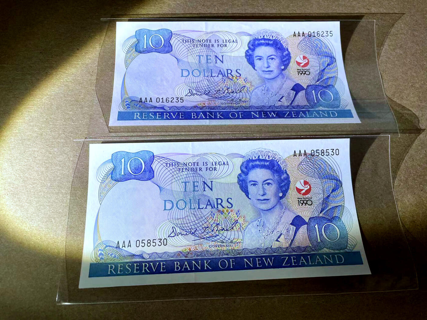 【Blue Auction】✨世界纸币精拍第492期【精】 【一组2张AAA冠无47】新西兰 1990年10元 花冠女王 UNC（有一张有瑕疵见图）