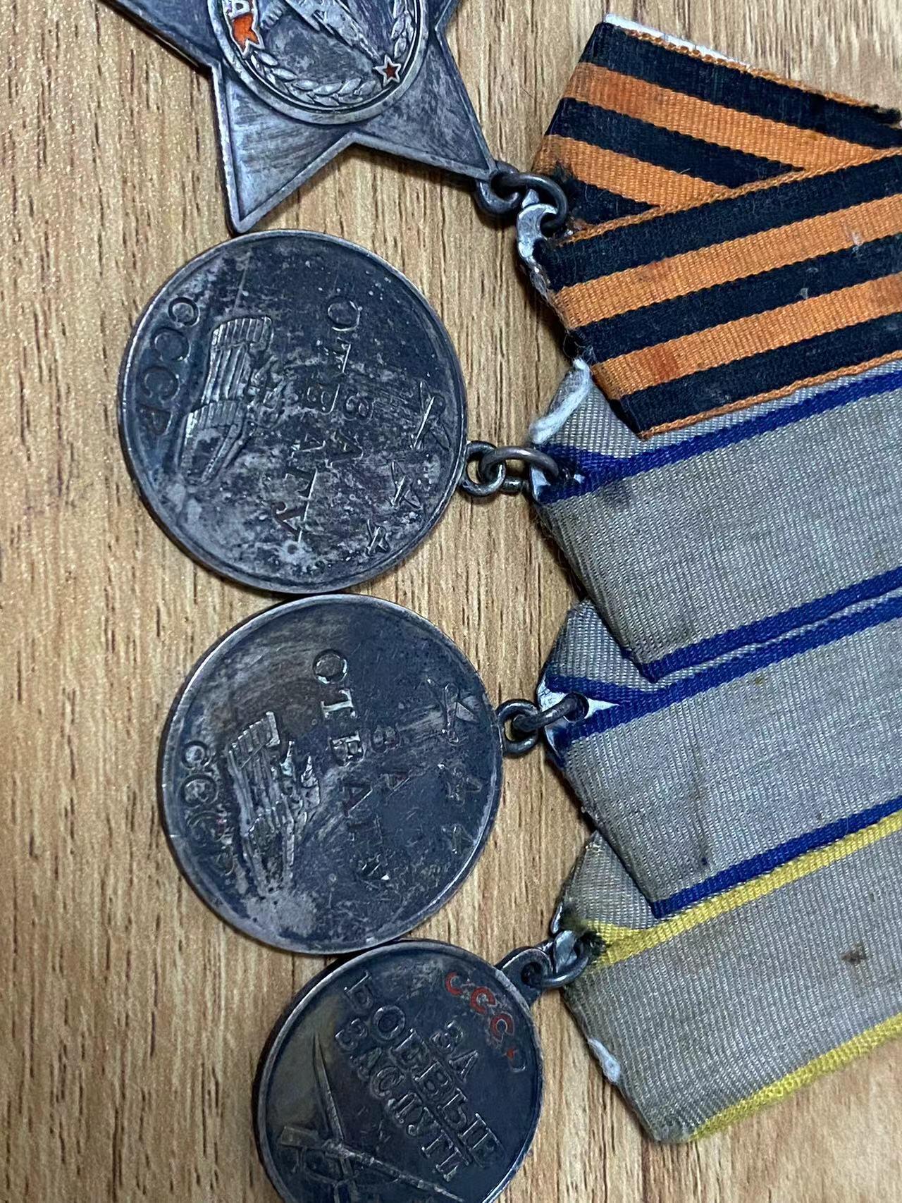 苏联勋章奖章6月13日拍卖第九期6月20日晚上九点结束 苏联勋章奖章对日联排三光182469 勇敢1364756 勇敢2120818 战功对日2669366品相如图 背面雕刻了他自己的名字 三光勇敢都是攻德的时候得到 战功门环版 对日 牡丹江作战获得带登记卡没翻译 奖励卡翻译了