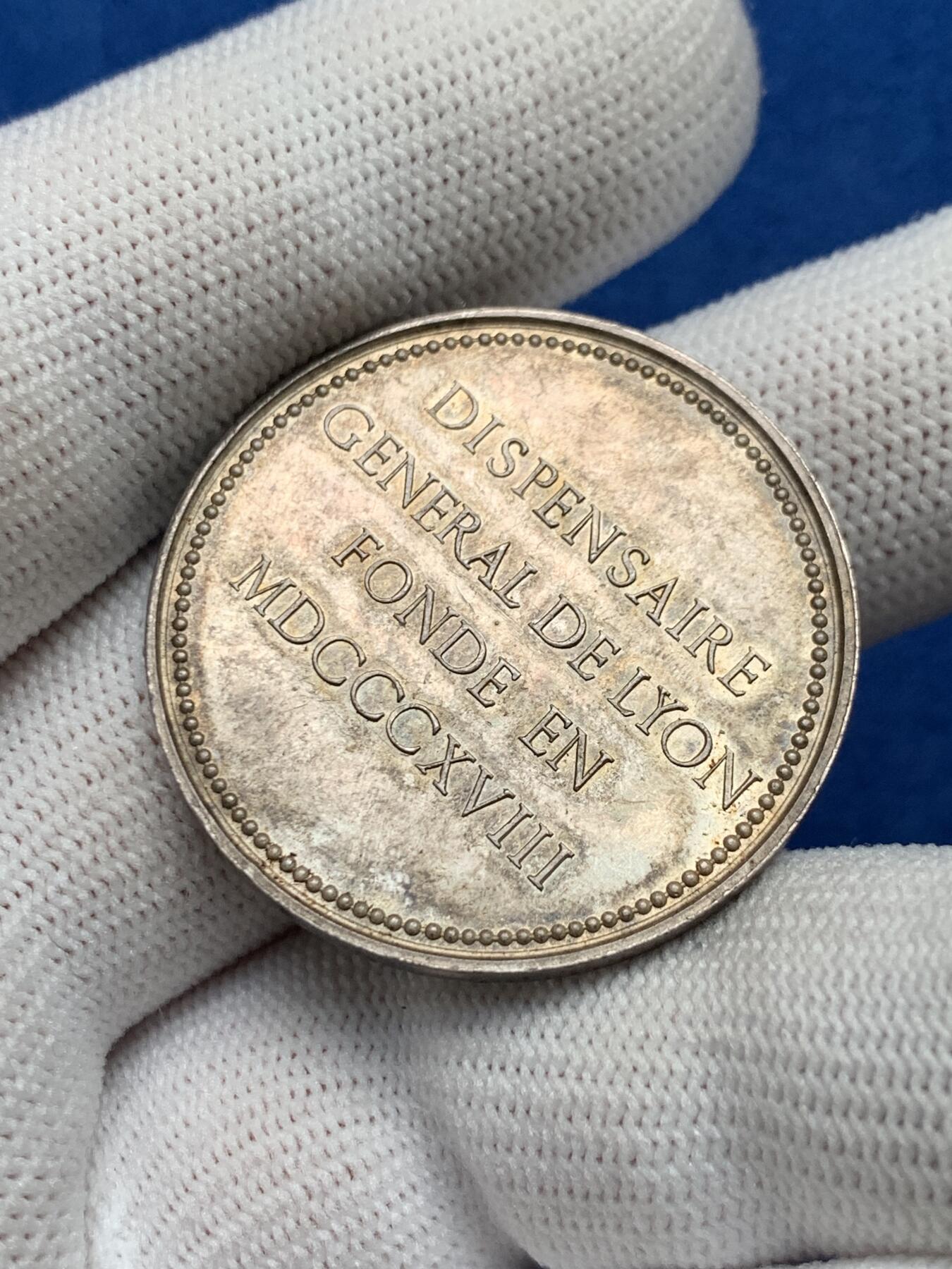 《竞宝斋》第281场- 周日，周一 ，周二3场连拍 （全场包邮） 法国银质jeton，里昂药剂师，14.80g，33.8mm，手指边铭