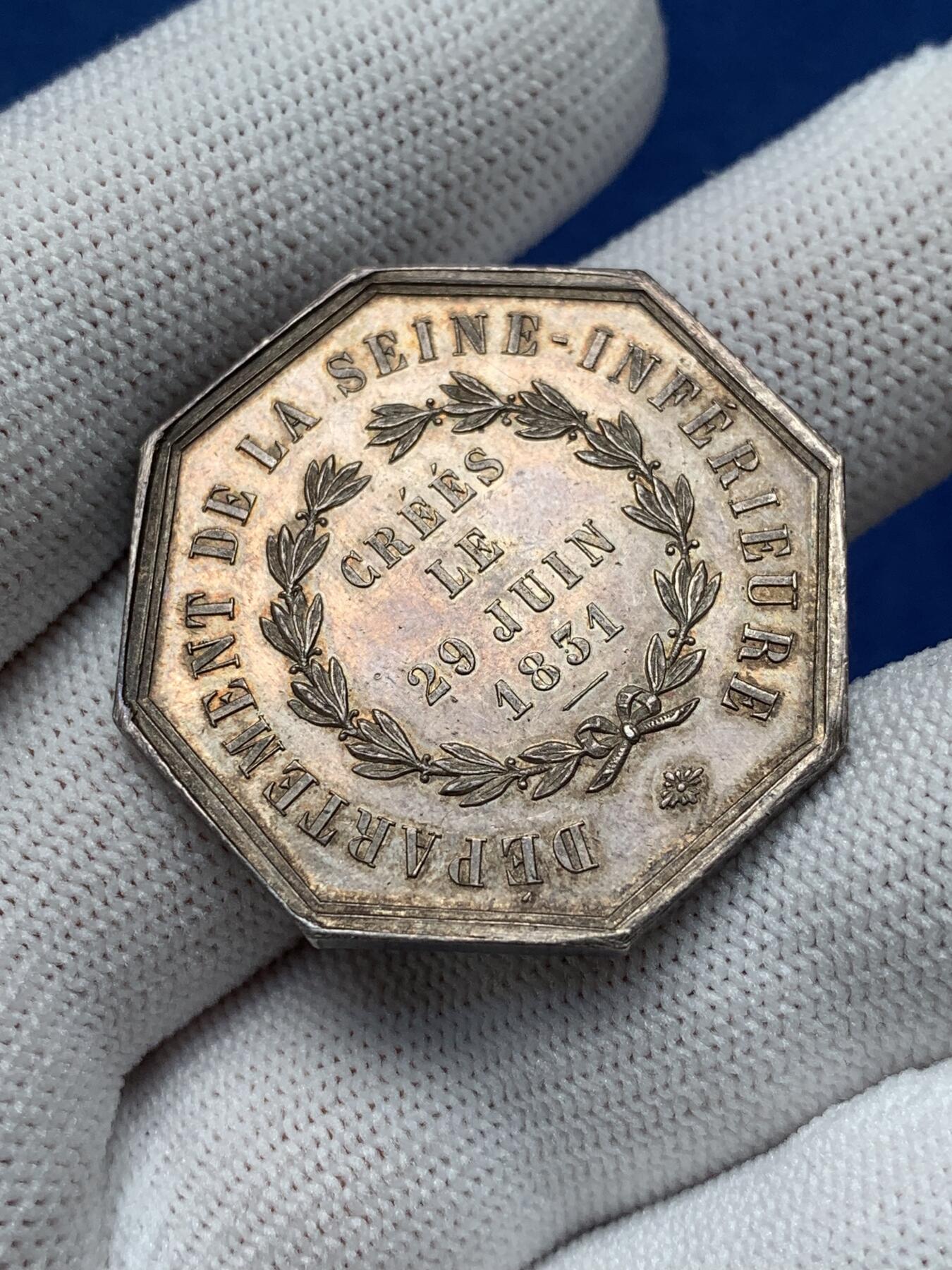 《竞宝斋》第281场- 周日，周一 ，周二3场连拍 （全场包邮） 1880年法国塞纳河下游卫生与健康建议（公鸡）八角代用银币，33.6mm，17.94克 丰饶角+argent