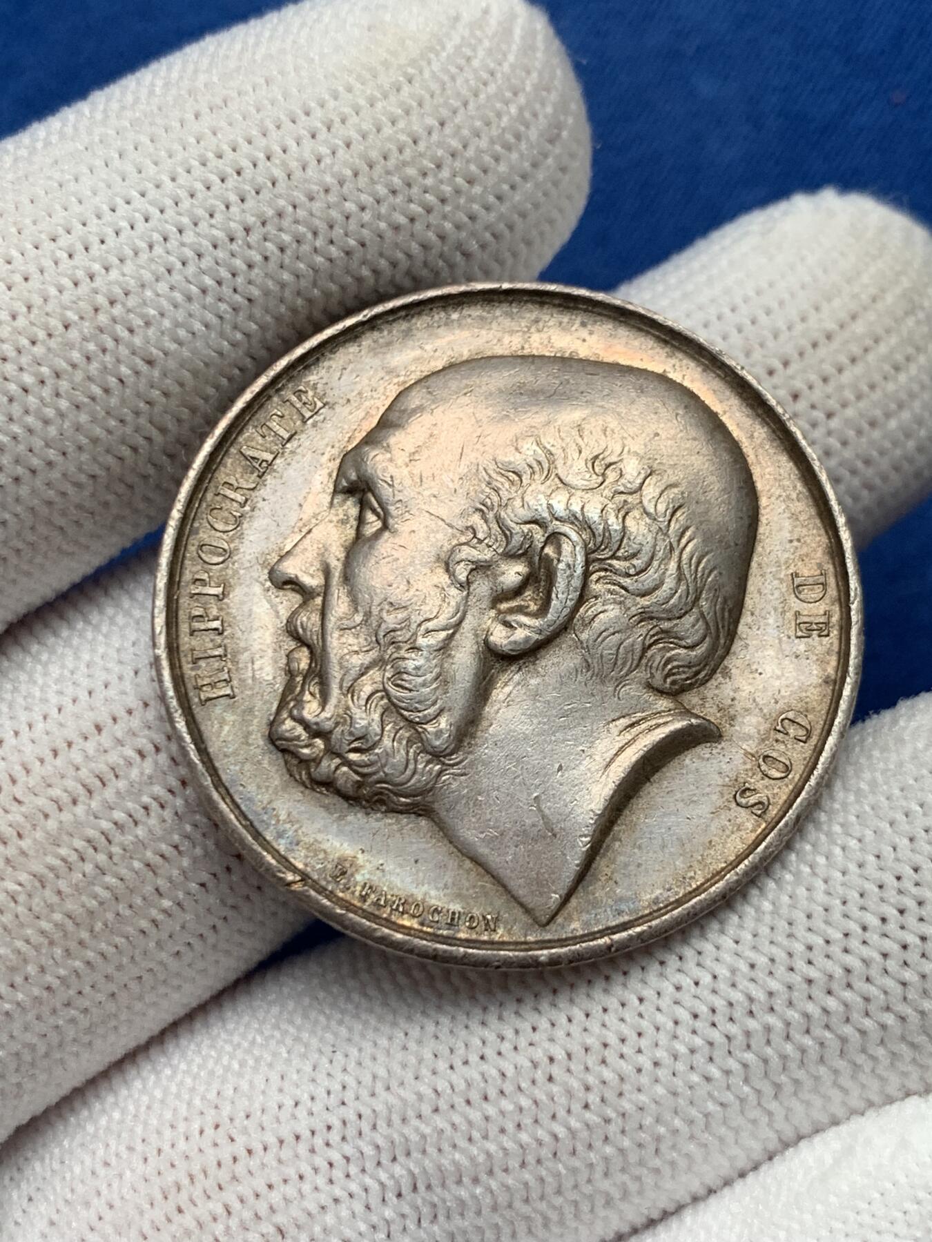 《竞宝斋》第281场- 周日，周一 ，周二3场连拍 （全场包邮） 法国巴黎医学协会公共援助银质代币，医学之父希波克拉底，背面是嗷嗷待哺的小鹈鹕，18.19g，34.5mm，丰饶角边铭