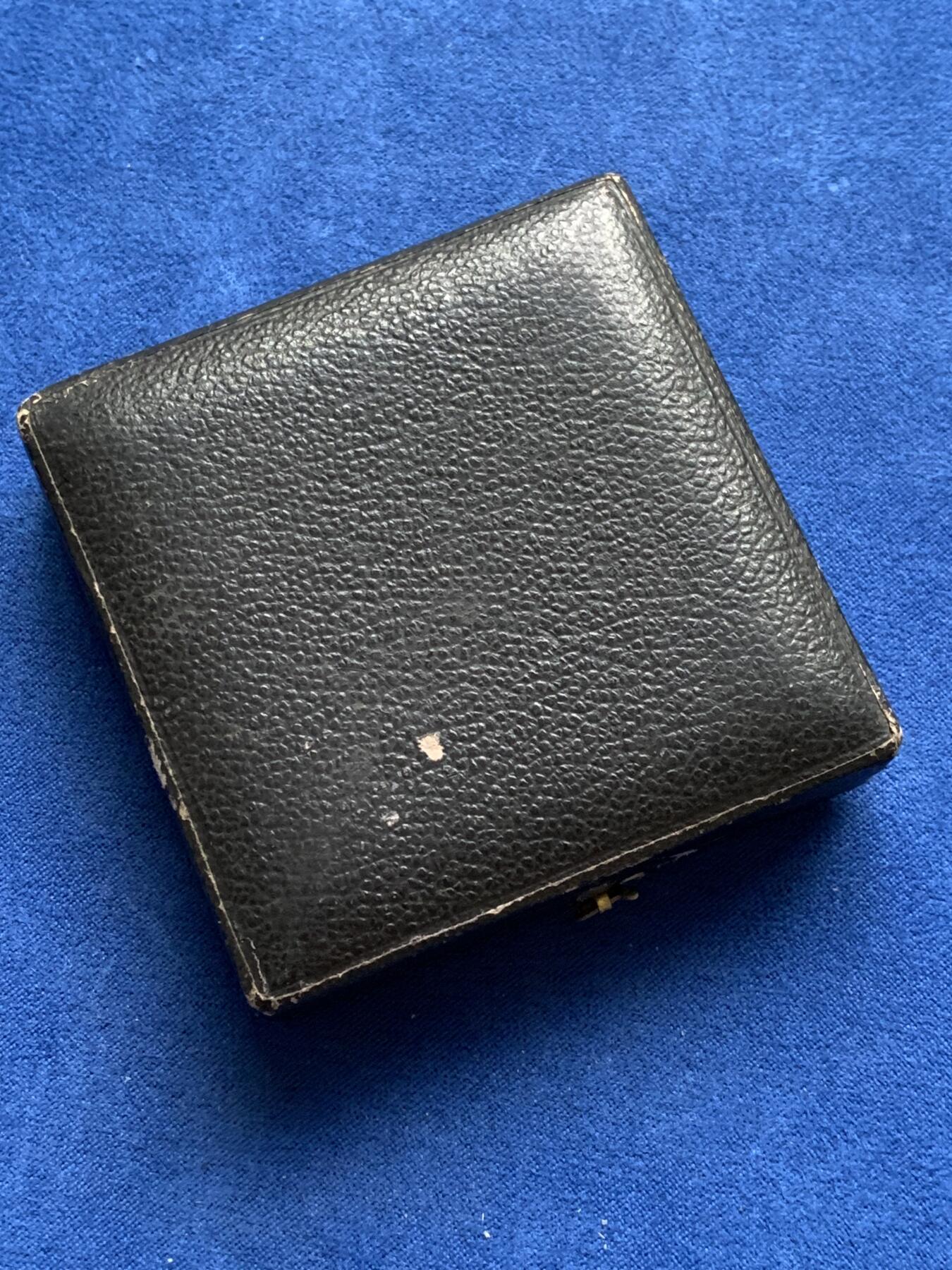 《竞宝斋》第281场- 周日，周一 ，周二3场连拍 （全场包邮） 英国阿宾登学校体操铜质奖章，手工雕刻的狮鹫图案，52.66g，51.3mm，带原盒