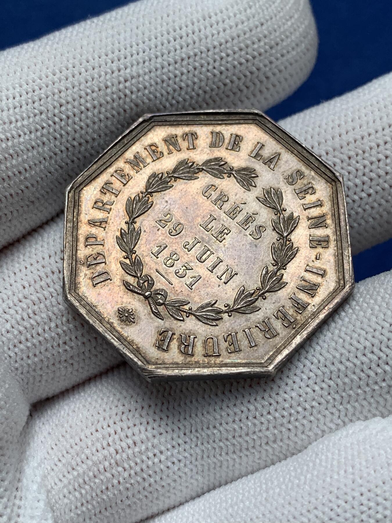 《竞宝斋》第281场- 周日，周一 ，周二3场连拍 （全场包邮） 1880年法国塞纳河下游卫生与健康建议（公鸡）八角代用银币，33.6mm，17.94克 丰饶角+argent