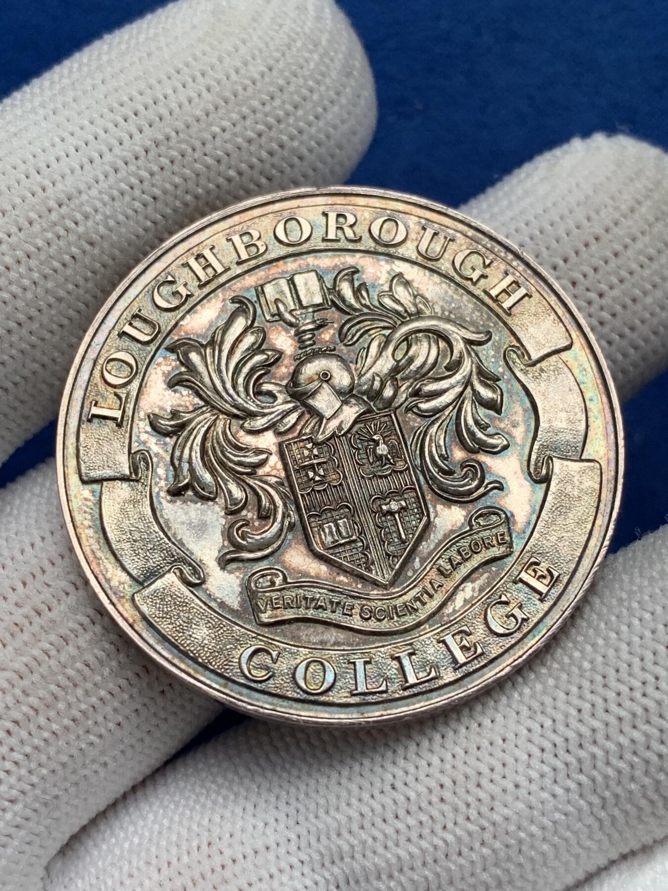 《竞宝斋》第281场- 周日，周一 ，周二3场连拍 （全场包邮） 英国拉夫堡大学银章，27.08g，38.9mm，状态非常好