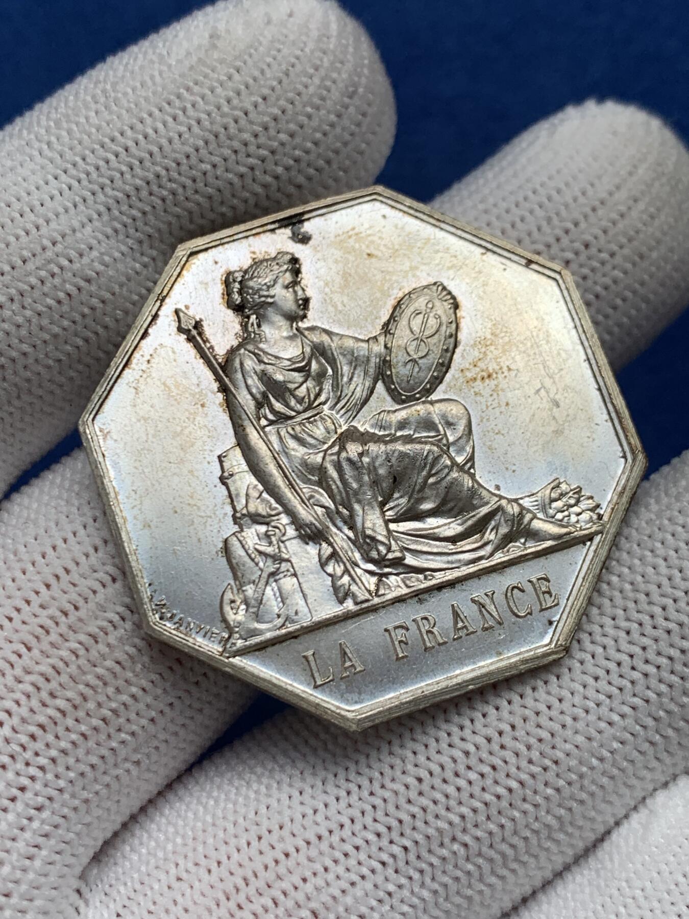 《竞宝斋》第281场- 周日，周一 ，周二3场连拍 （全场包邮） 法国八角银质jeton，法国人寿保险公司，原光好品，19.72g，36.4mm，丰饶角1ARGENT边铭