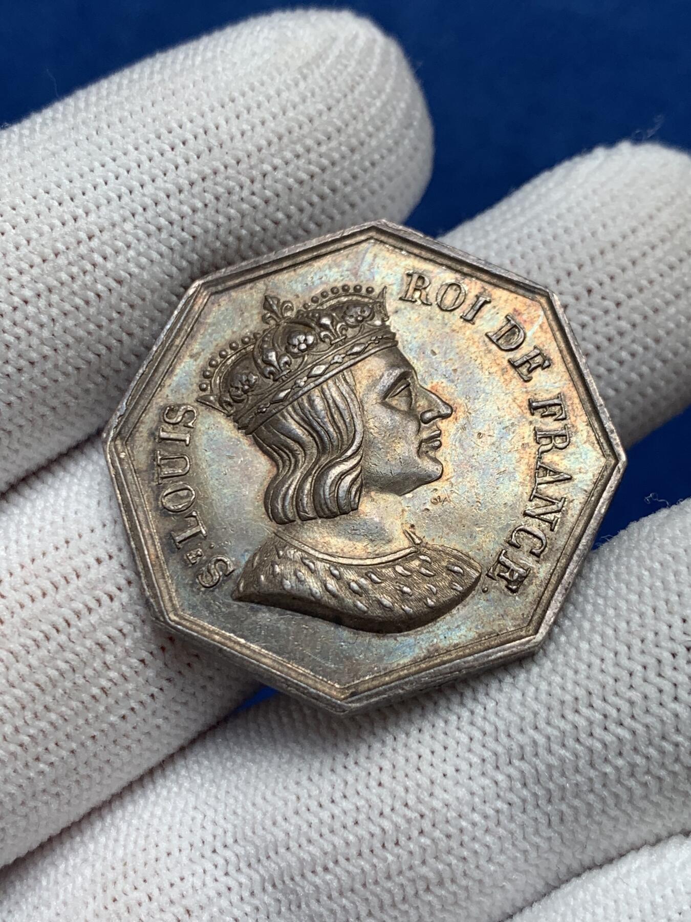 《竞宝斋》第281场- 周日，周一 ，周二3场连拍 （全场包邮） 法国桑斯地区公证人八角银jeton，正面人物法国路易九世“圣路易完美怪物”，31mm，14.19克，油灯边铭