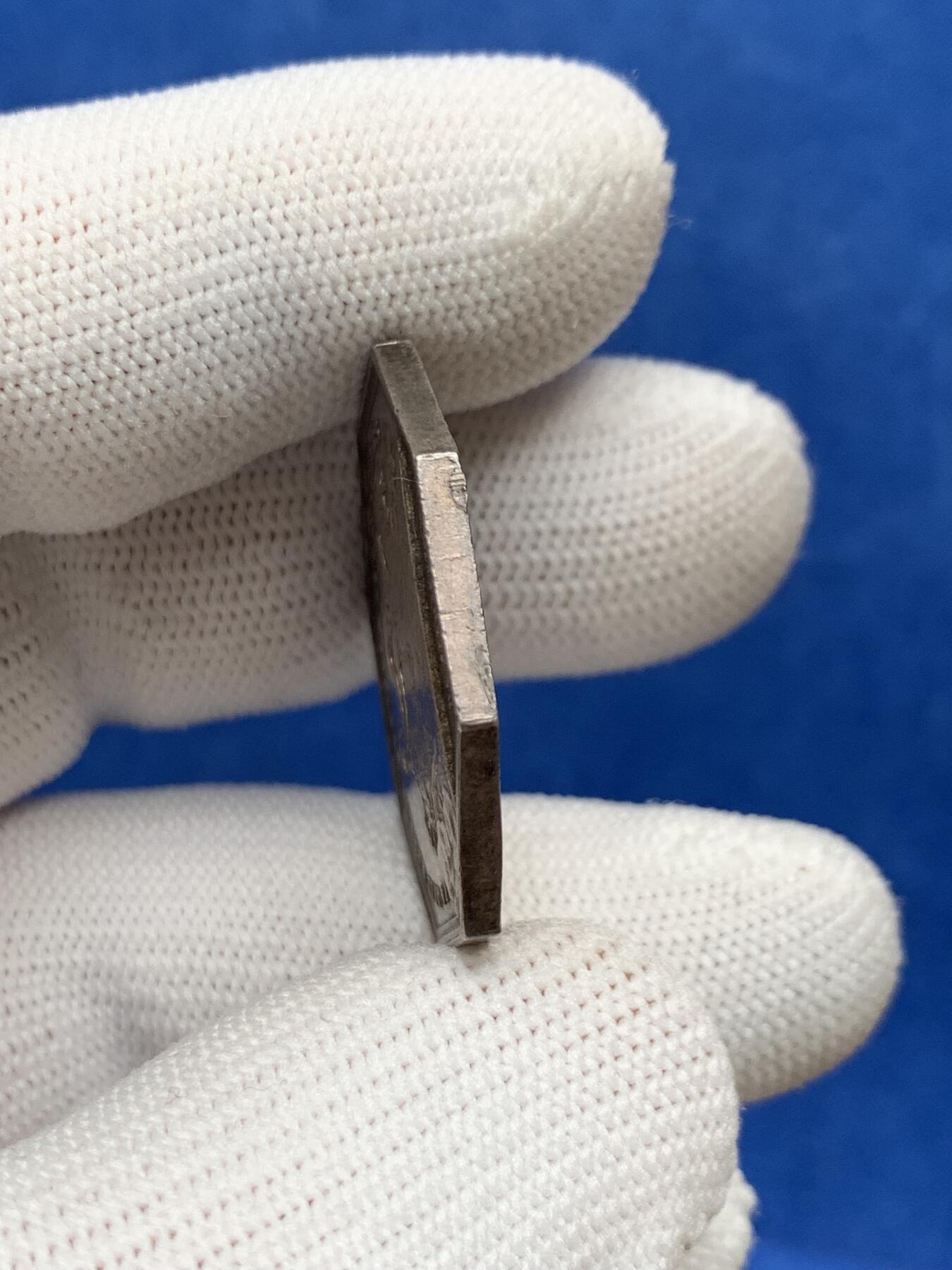 《竞宝斋》第281场- 周日，周一 ，周二3场连拍 （全场包邮） 法国稀少谚语八角银jeton，30.2mm，12.82克，早期无边铭，铭文：夜晚带来游戏和快乐，背面：不要等到黎明归来