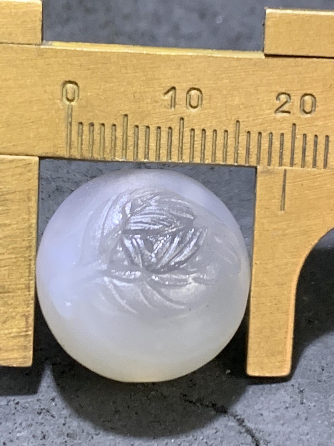 精美高玉化亚光海洋玉髓手工俏色巧雕树叶，玉蝉随形圆珠一个