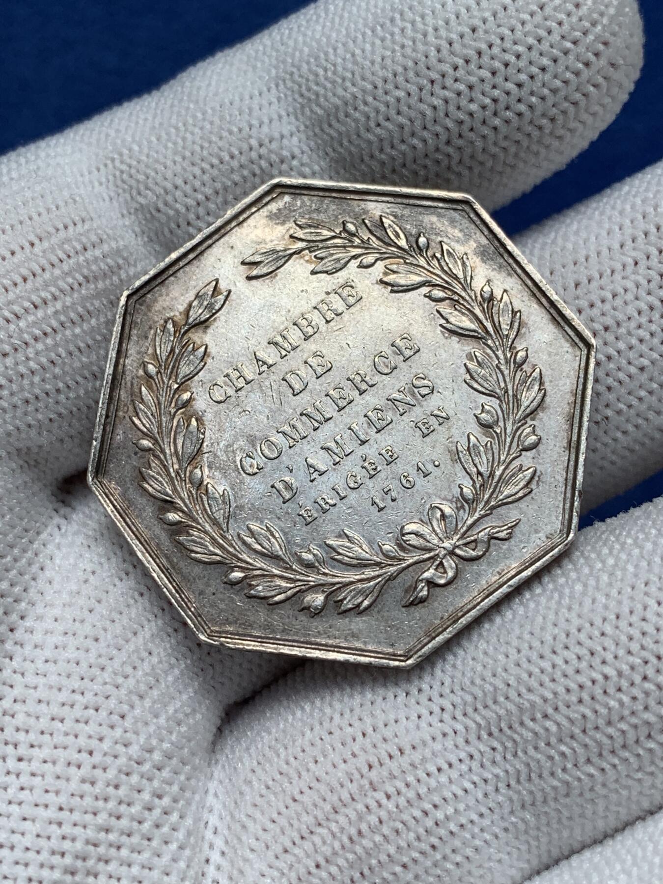 《竞宝斋》第281场- 周日，周一 ，周二3场连拍 （全场包邮） 法国亚眠商会八角银质代币，国务大臣让-巴蒂斯特·科尔伯特，18.09g，33.6mm，蜜蜂边铭