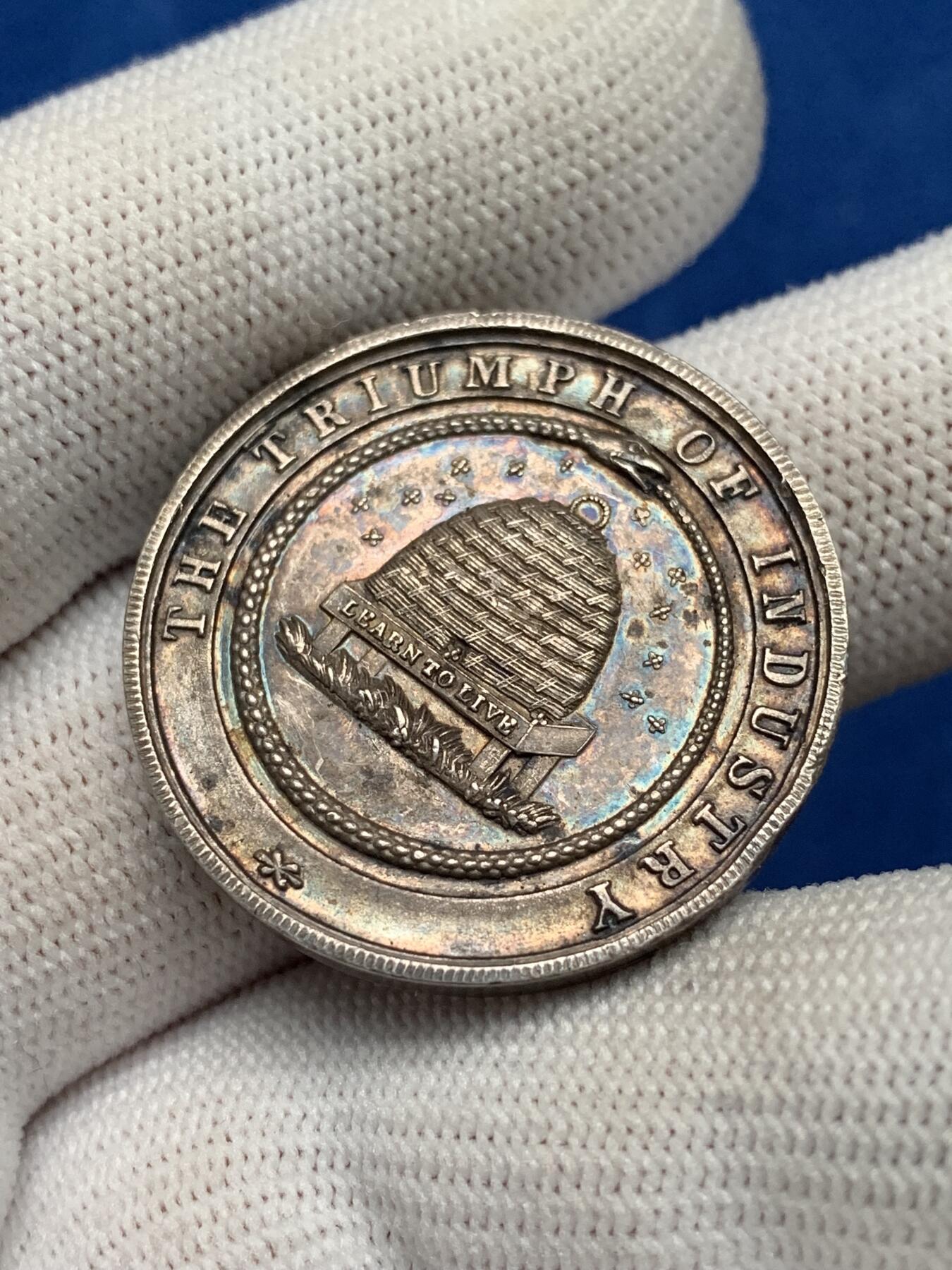 《竞宝斋》第281场- 周日，周一 ，周二3场连拍 （全场包邮） 英国1880年梅登黑德工人俱乐部功绩奖励银质奖章，14.28g，31.3mm，代表生生不息的蛇，带原盒，有轻磕