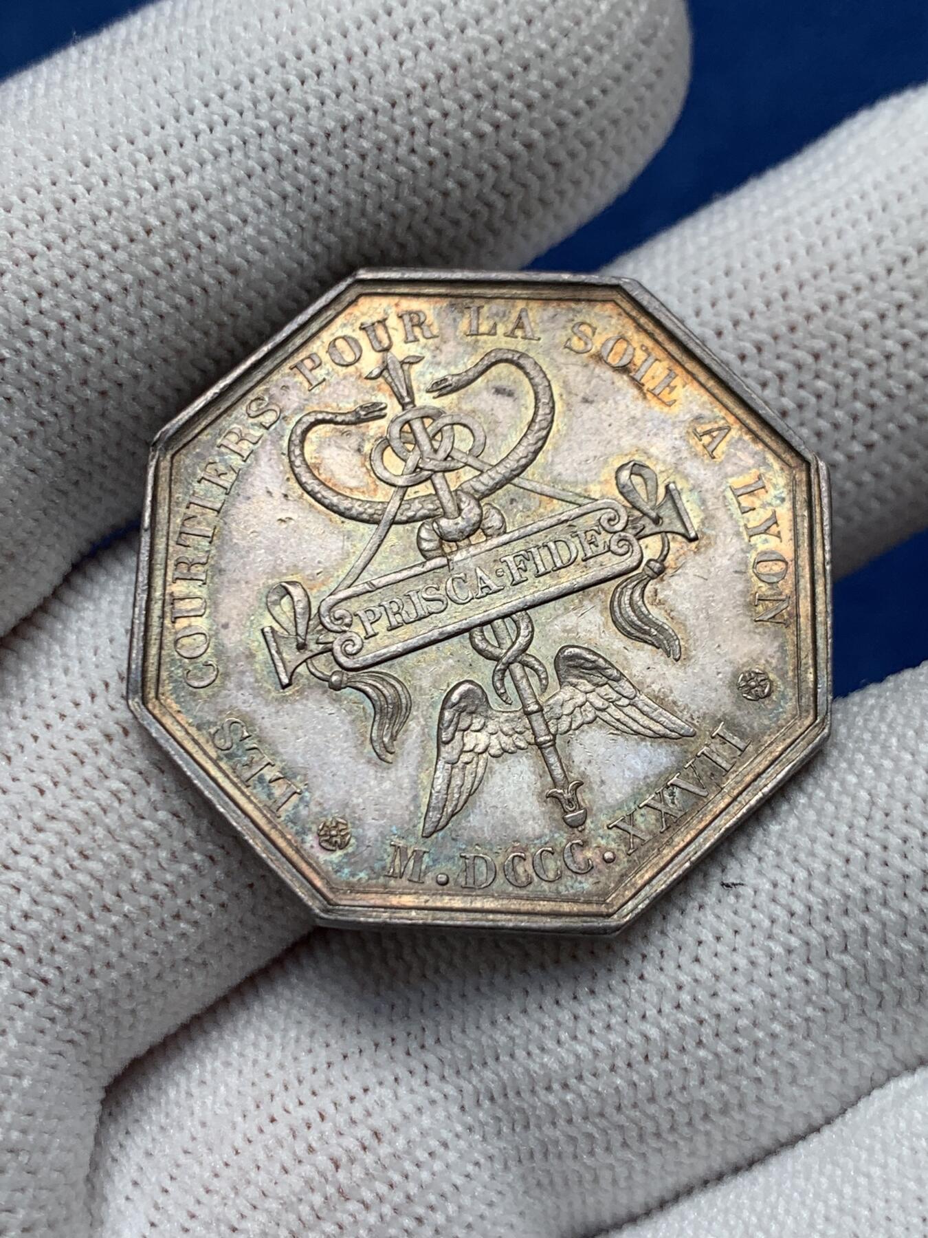 《竞宝斋》第281场- 周日，周一 ，周二3场连拍 （全场包邮） 法国八角银质代币，里昂丝绸经纪人，13.55g，31.5mm，银的1832年以前无边铭，黄油彩，设计非常漂亮