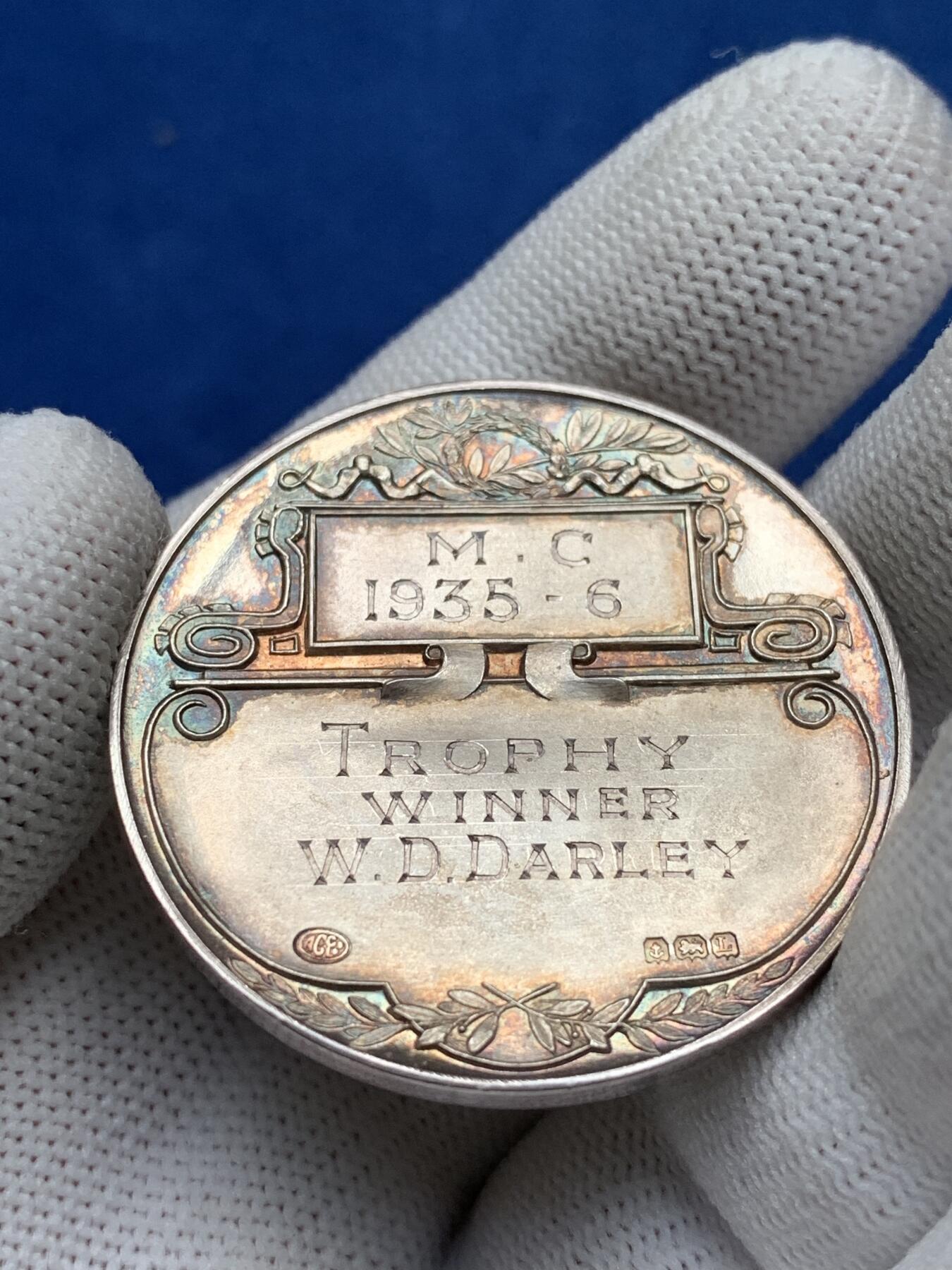 《竞宝斋》第281场- 周日，周一 ，周二3场连拍 （全场包邮） 英国拉夫堡大学银章，27.08g，38.9mm，状态非常好