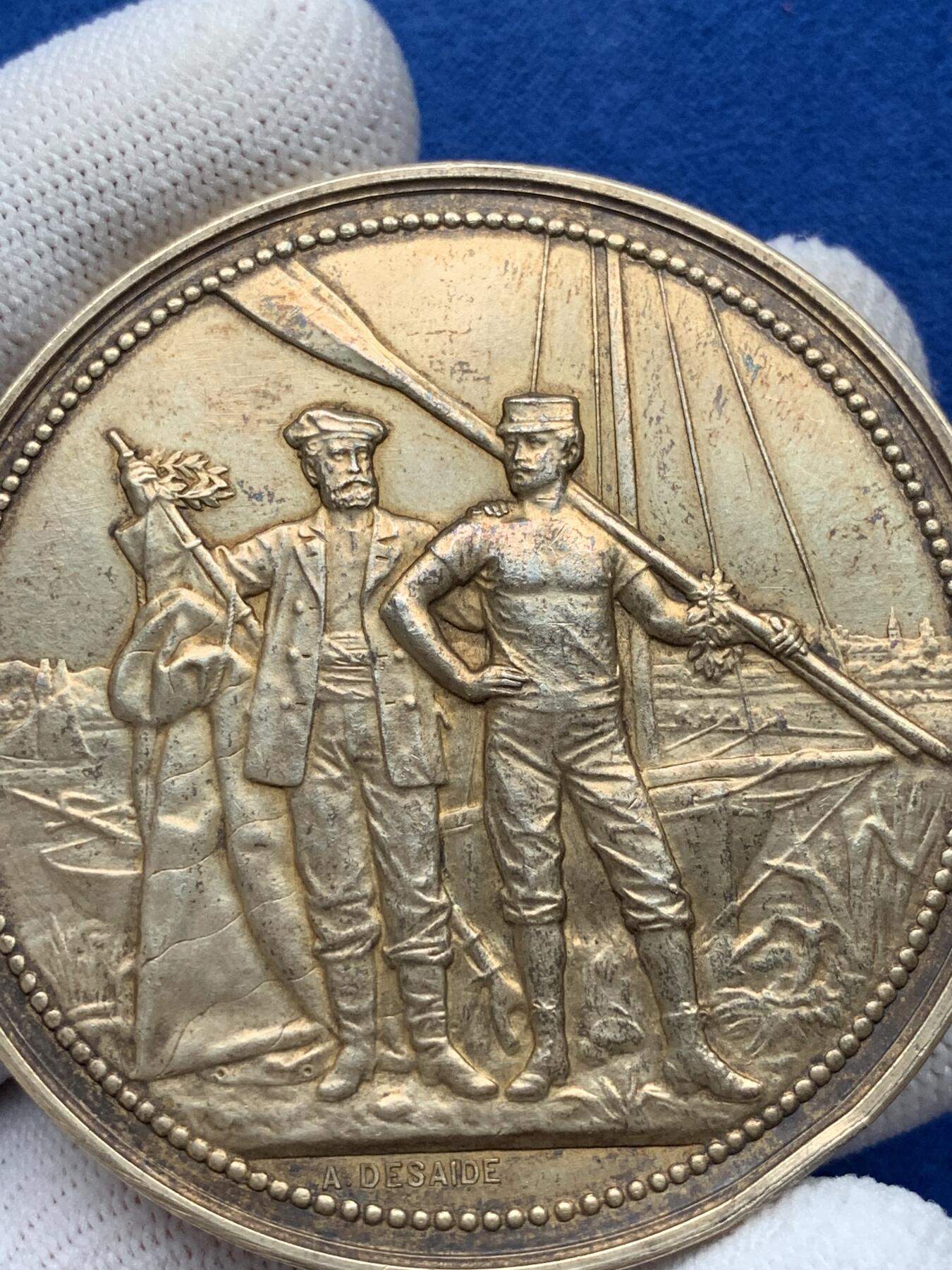 《竞宝斋》第281场- 周日，周一 ，周二3场连拍 （全场包邮） 法国拉梅勒拉耶帆船赛镀金银章，91.14g，59.3mm，丰饶角边铭，边铭处有磕