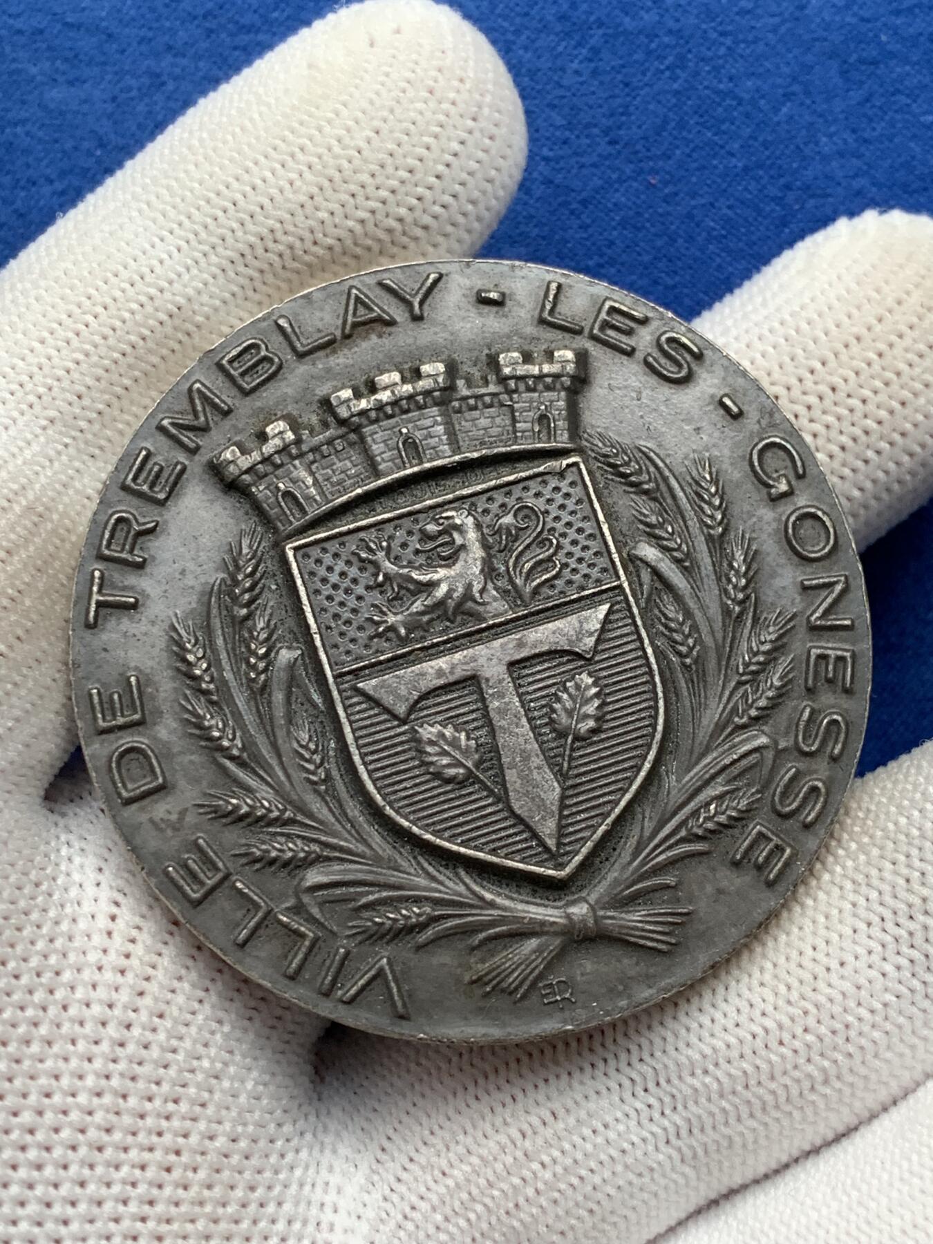 《竞宝斋》第281场- 周日，周一 ，周二3场连拍 （全场包邮） 法国特朗布莱莱戈内斯镇银章，76.70g，49.8mm，丰饶角1带星银标边铭，这种带星含银92.5%