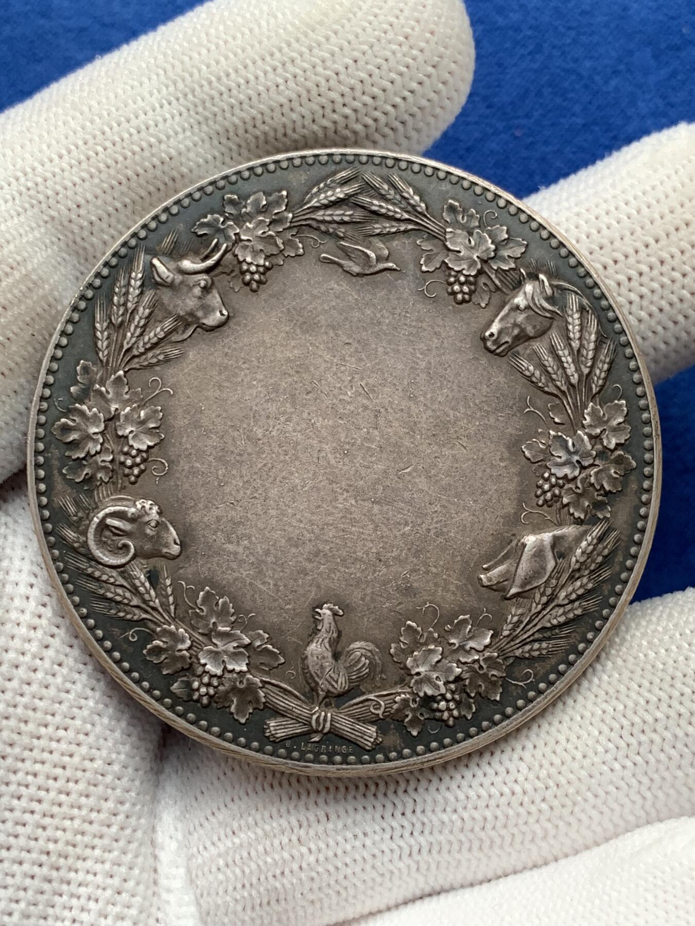 《竞宝斋》第281场- 周日，周一 ，周二3场连拍 （全场包邮） 法国农业协会银章，65.30g，50.6mm，丰饶角边铭，有磕碰