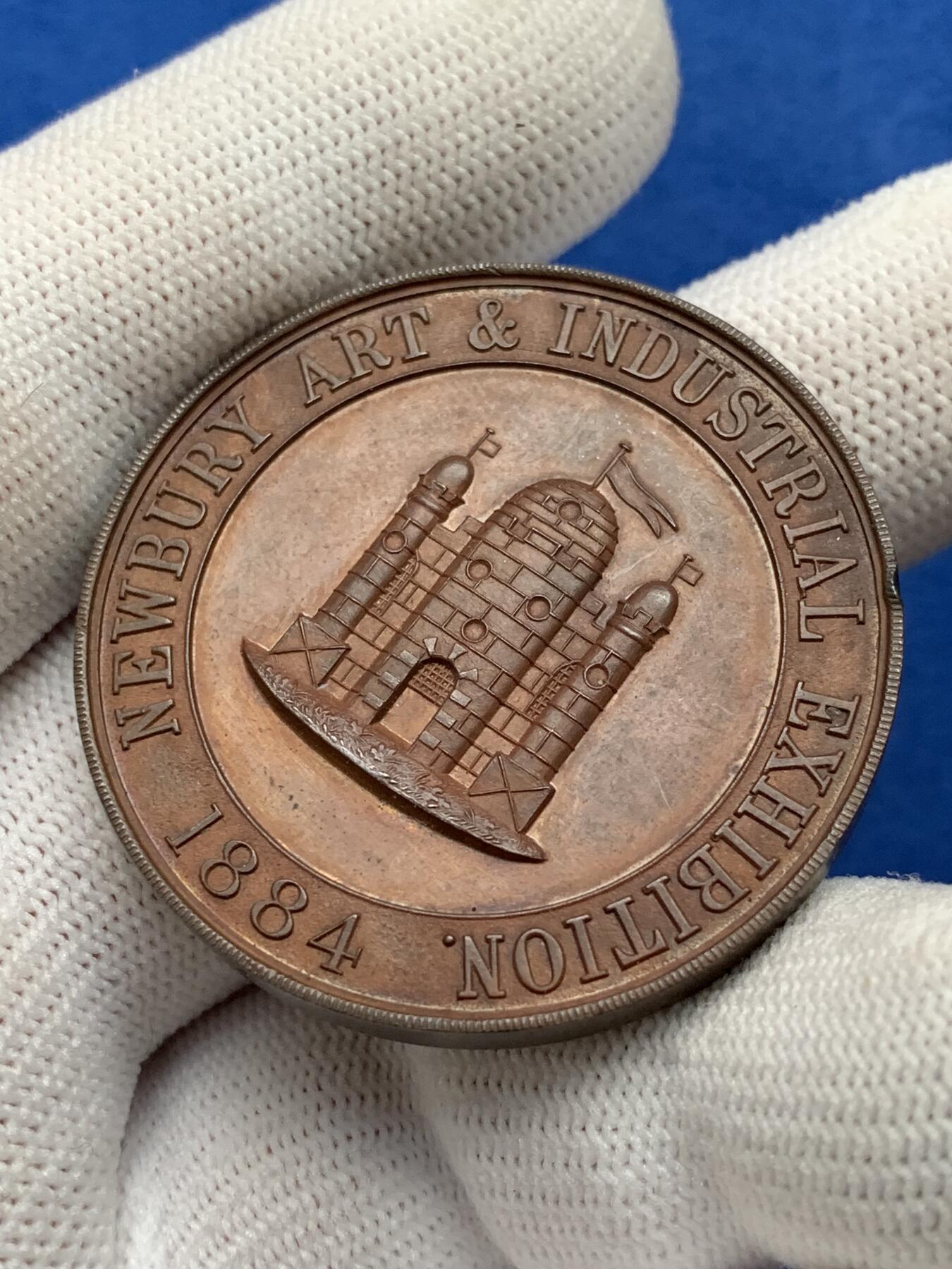 《竞宝斋》第281场- 周日，周一 ，周二3场连拍 （全场包邮） 英国纽伯里艺术与工业展览会铜质奖章，34.58g，41.6mm，带原盒