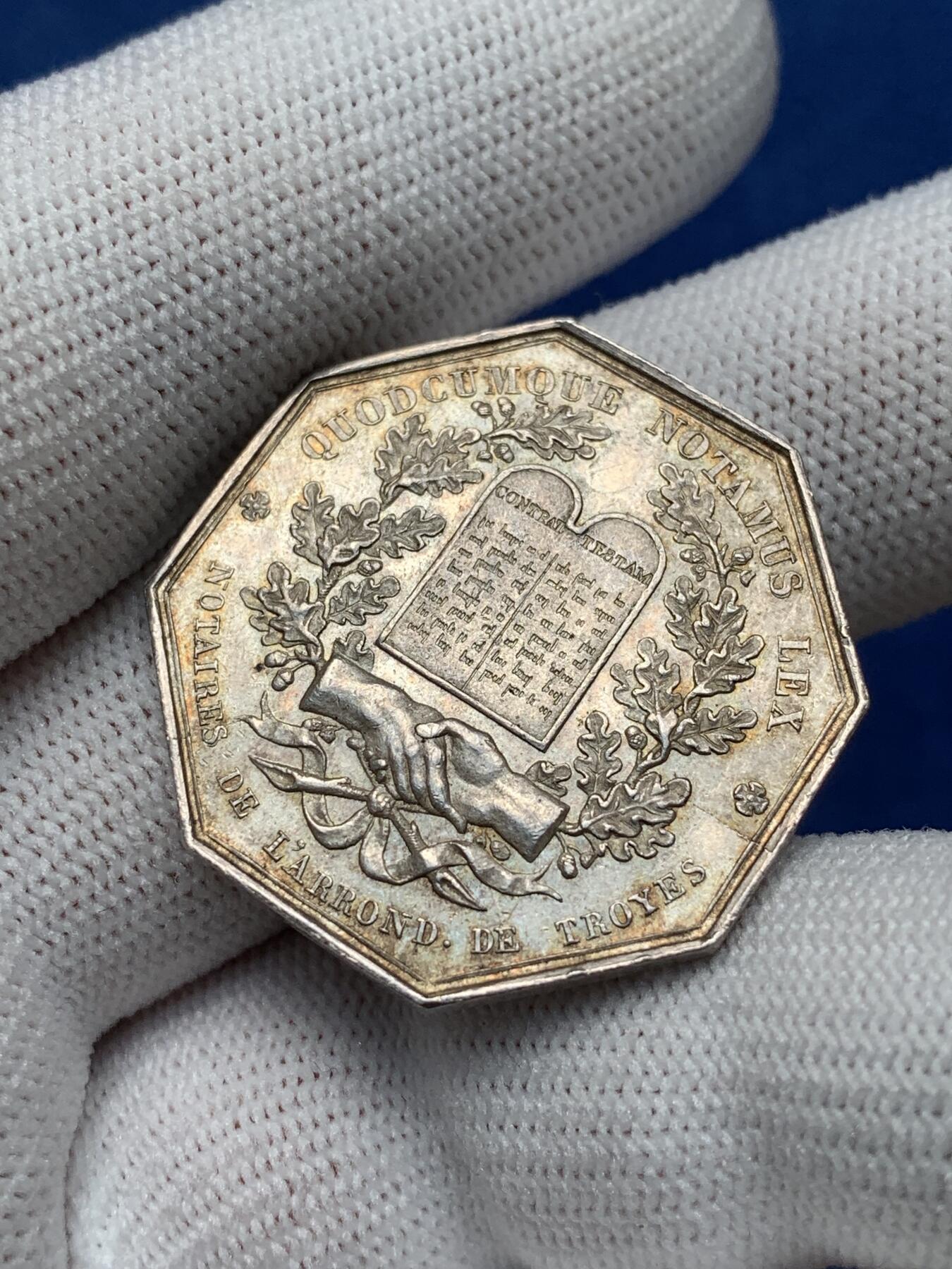 《竞宝斋》第281场- 周日，周一 ，周二3场连拍 （全场包邮） 法国1833年特鲁瓦地区公证人八角银jeton（图案为正义女神朱斯提提亚） 30.5mm，13.26克，油灯边铭