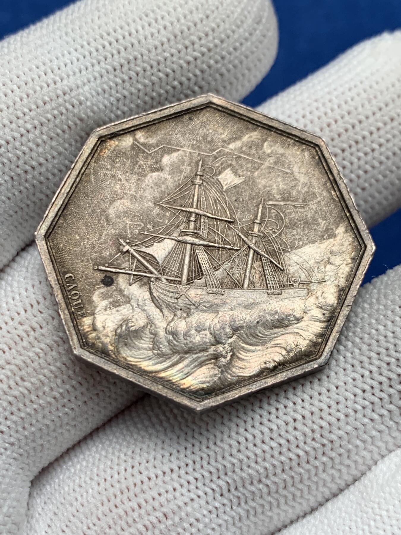 《竞宝斋》第281场- 周日，周一 ，周二3场连拍 （全场包邮） 法国海洋保险公司美人鱼海妖八角银质代币，海边梳洗的梅卢辛，17.12g，33.3mm，制造于1832-1841年的神灯边铭