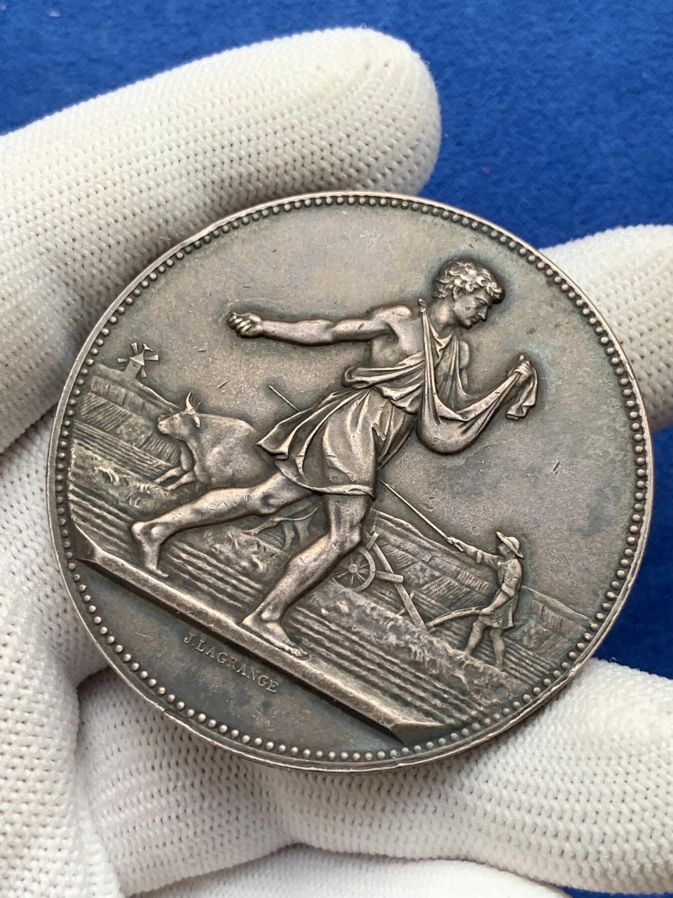 《竞宝斋》第281场- 周日，周一 ，周二3场连拍 （全场包邮） 法国农业协会银章，65.30g，50.6mm，丰饶角边铭，有磕碰