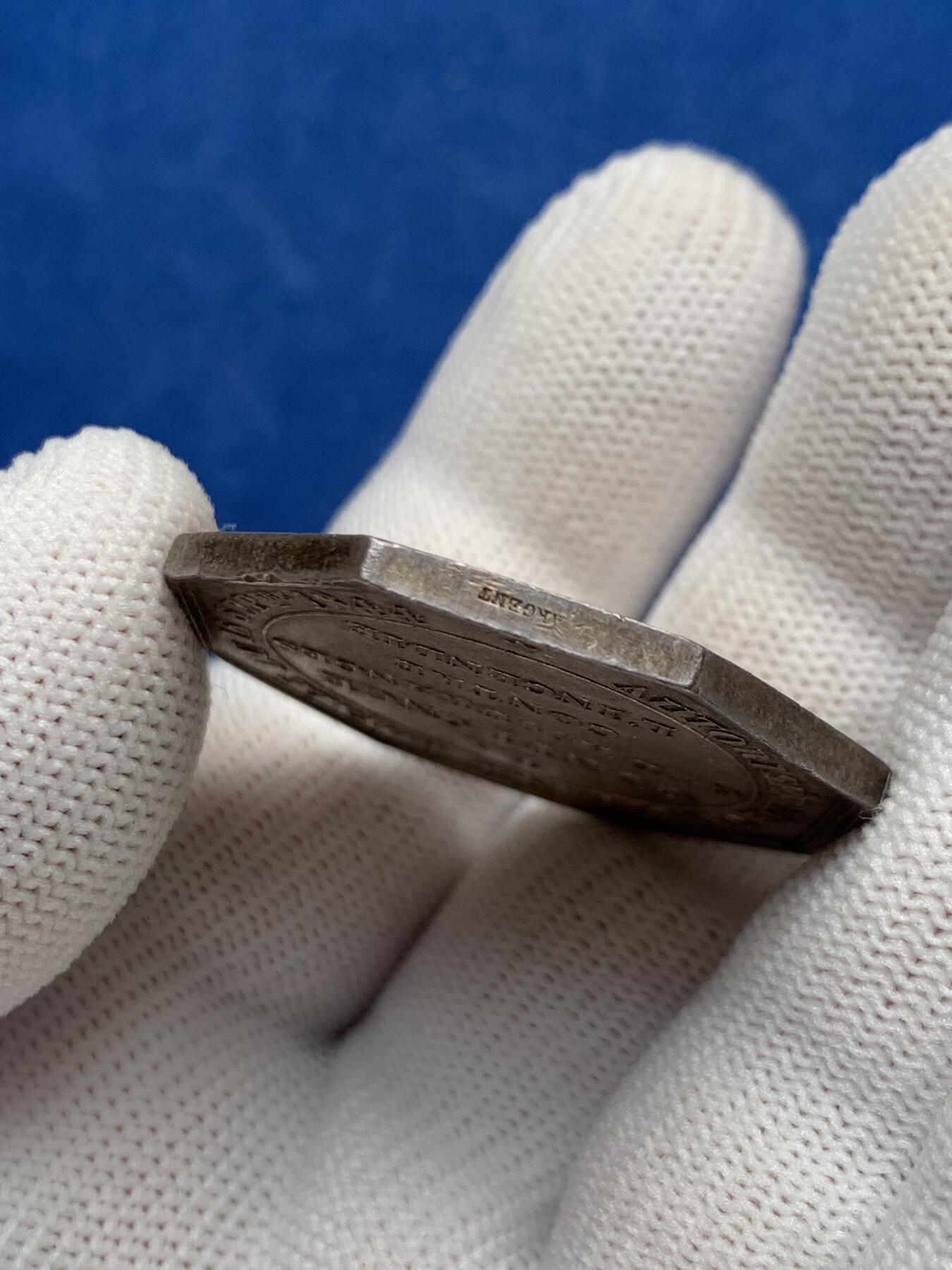 《竞宝斋》第281场- 周日，周一 ，周二3场连拍 （全场包邮） 法国八角银章，火灾保险公司，20.11g，36.3mm，1842-1845船首边铭