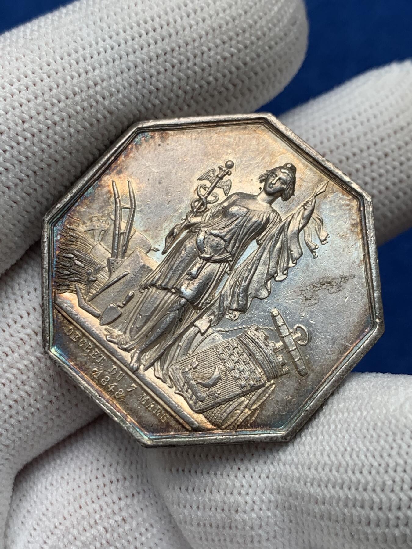 《竞宝斋》第281场- 周日，周一 ，周二3场连拍 （全场包邮） 法国八角银质代币，巴黎贴现银行，18.90g，34.7mm，手指边铭