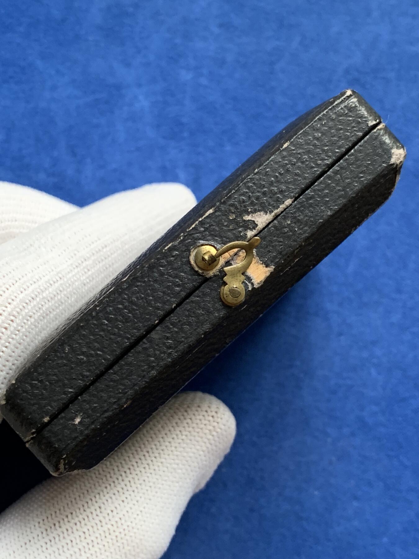 《竞宝斋》第281场- 周日，周一 ，周二3场连拍 （全场包邮） 英国阿宾登学校体操铜质奖章，手工雕刻的狮鹫图案，52.66g，51.3mm，带原盒