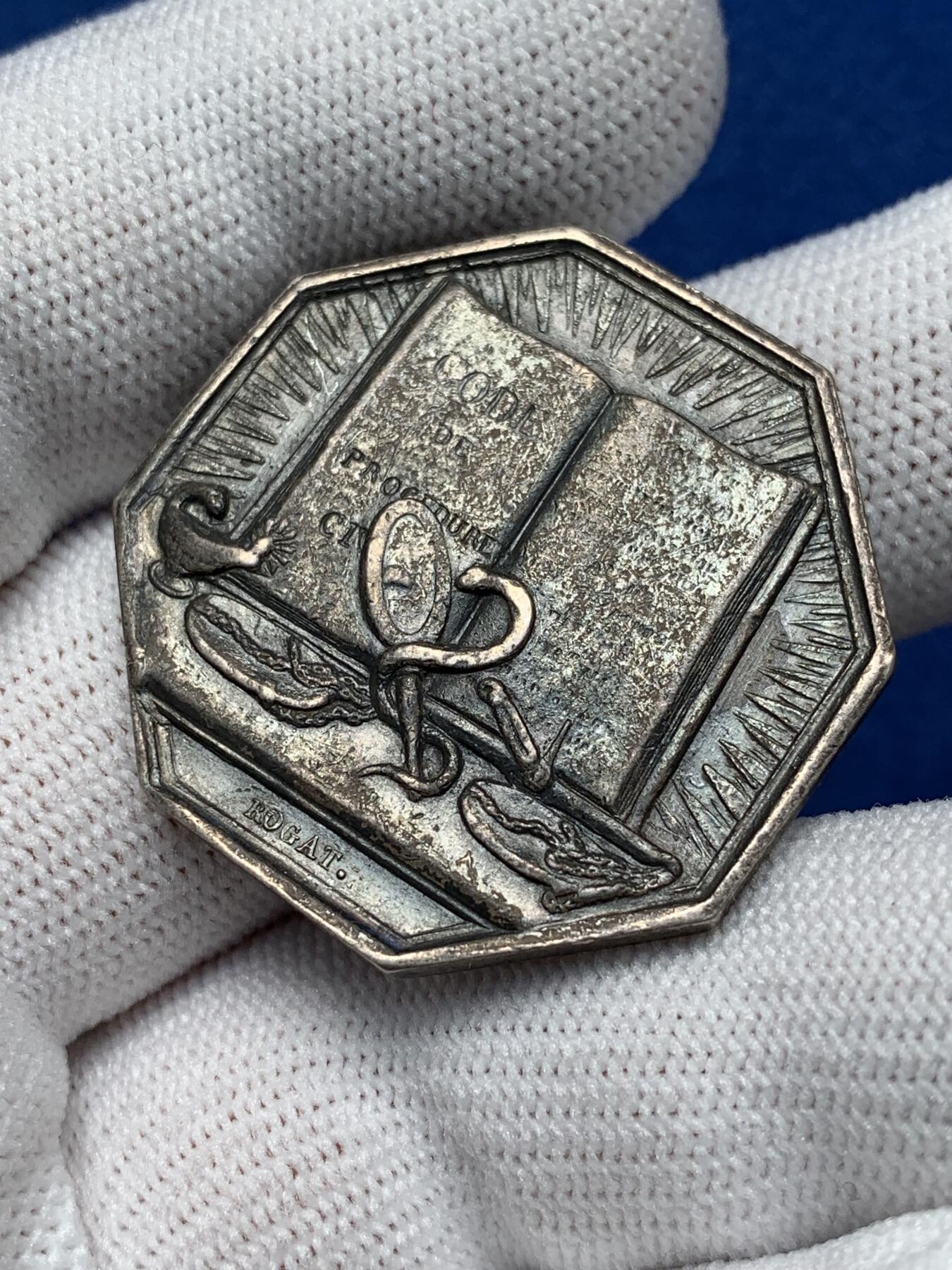 《竞宝斋》第281场- 周日，周一 ，周二3场连拍 （全场包邮） 法国八角银质代币，塞纳河省法警院，17.00g，33.3mm，油灯边铭，边有磨损