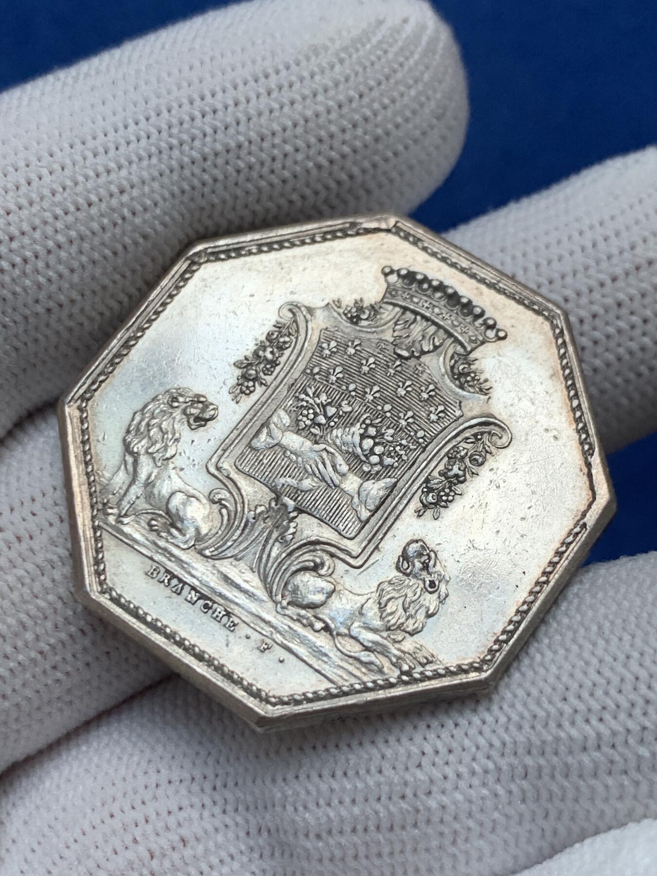 《竞宝斋》第281场- 周日，周一 ，周二3场连拍 （全场包邮） 法国1776年信贷储蓄银行八角银质代币，少见背双狮，19.56g，34.6mm，早期无边铭