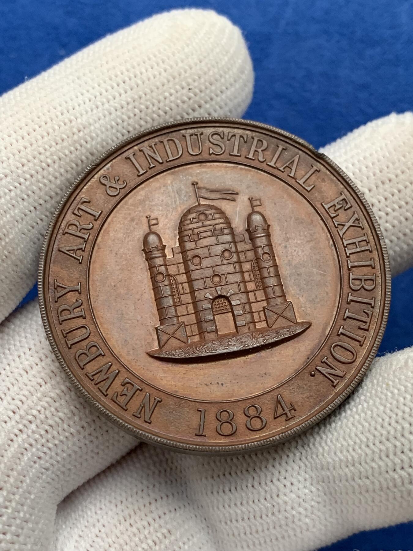 《竞宝斋》第281场- 周日，周一 ，周二3场连拍 （全场包邮） 英国纽伯里艺术与工业展览会铜质奖章，34.58g，41.6mm，带原盒